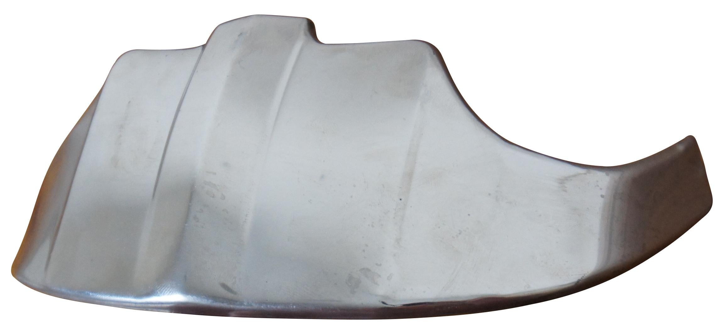 Original Vintage Harley-Davidson OEM rostfreier Panhead Frontfender Tip mit Art Deco Styling für Modelle von 1949-1958. Ursprünglich wurde es in den 1980er Jahren in einem Lagerhaus in Pennsylvania gekauft, in dem ein Vorrat an alten Harley-Teilen