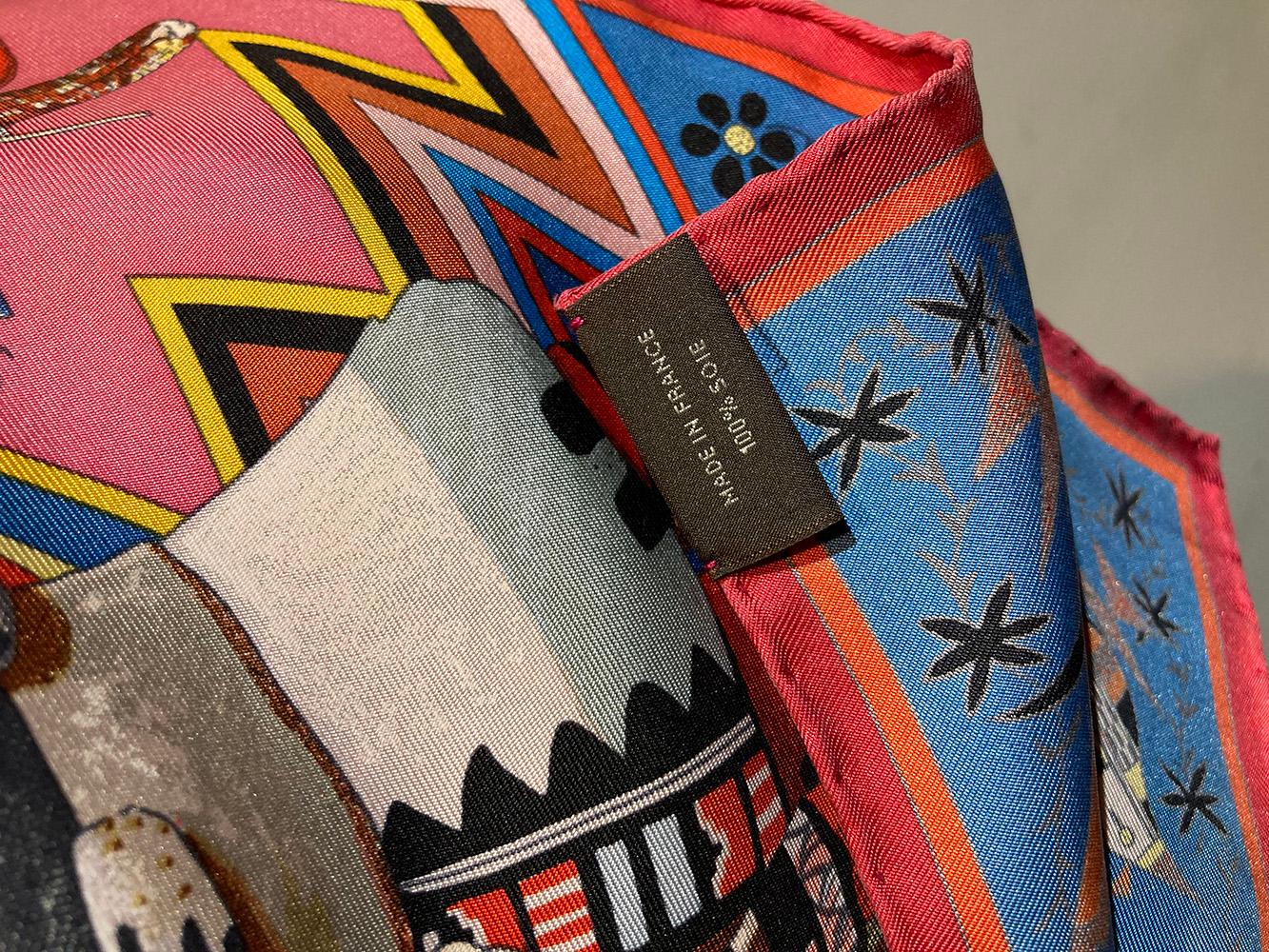 RARO Foulard di seta Hermes Kachinas d'epoca in rosa di Kermit Oliver anni '90 circa 4