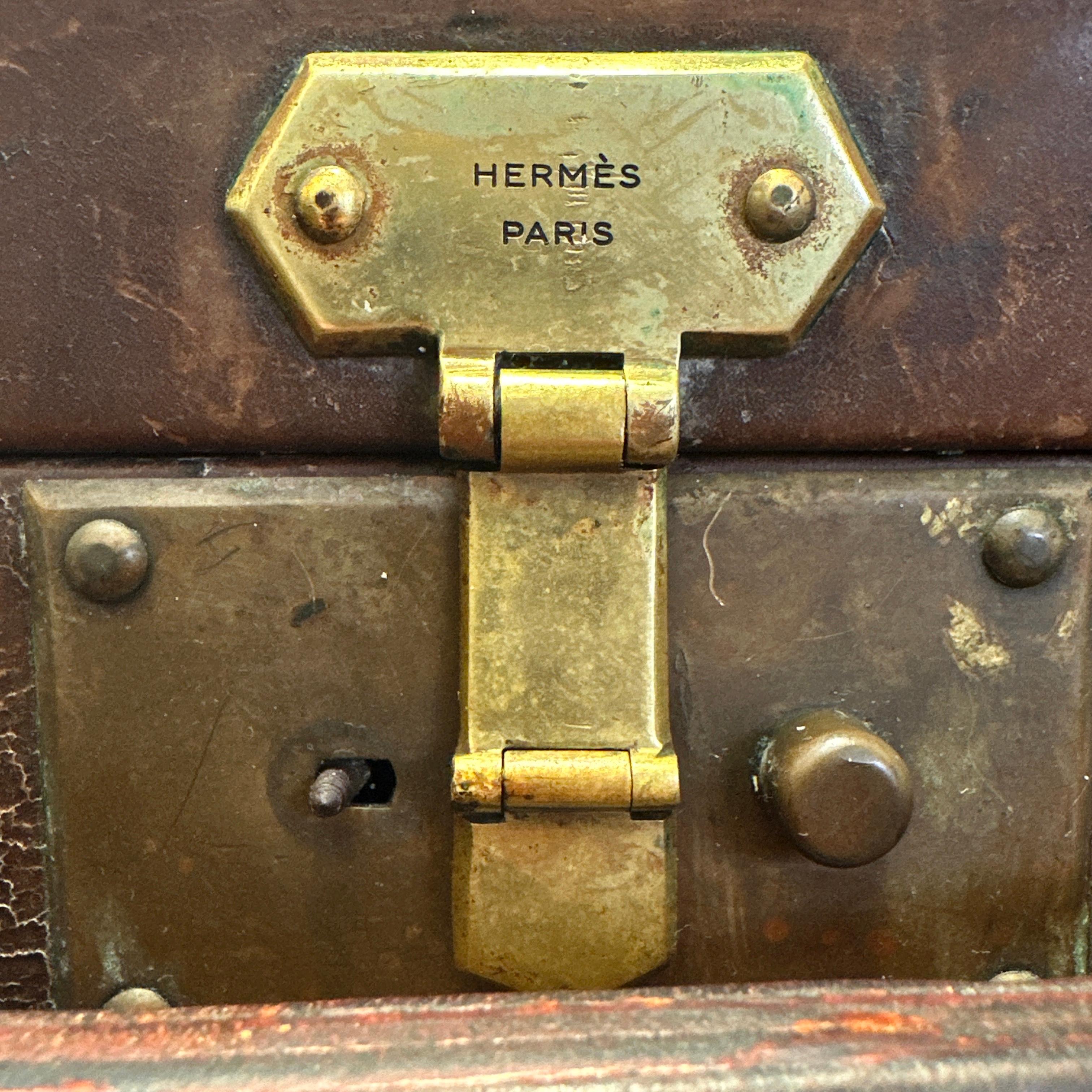Voici une magnifique et rare valise en cuir Hermès vintage. Ce beau bagage est en bon état pour son âge, avec des traces d'usure dues à l'âge et à l'utilisation, comme le montrent les photos. Une nouvelle poignée vient d'être installée et les