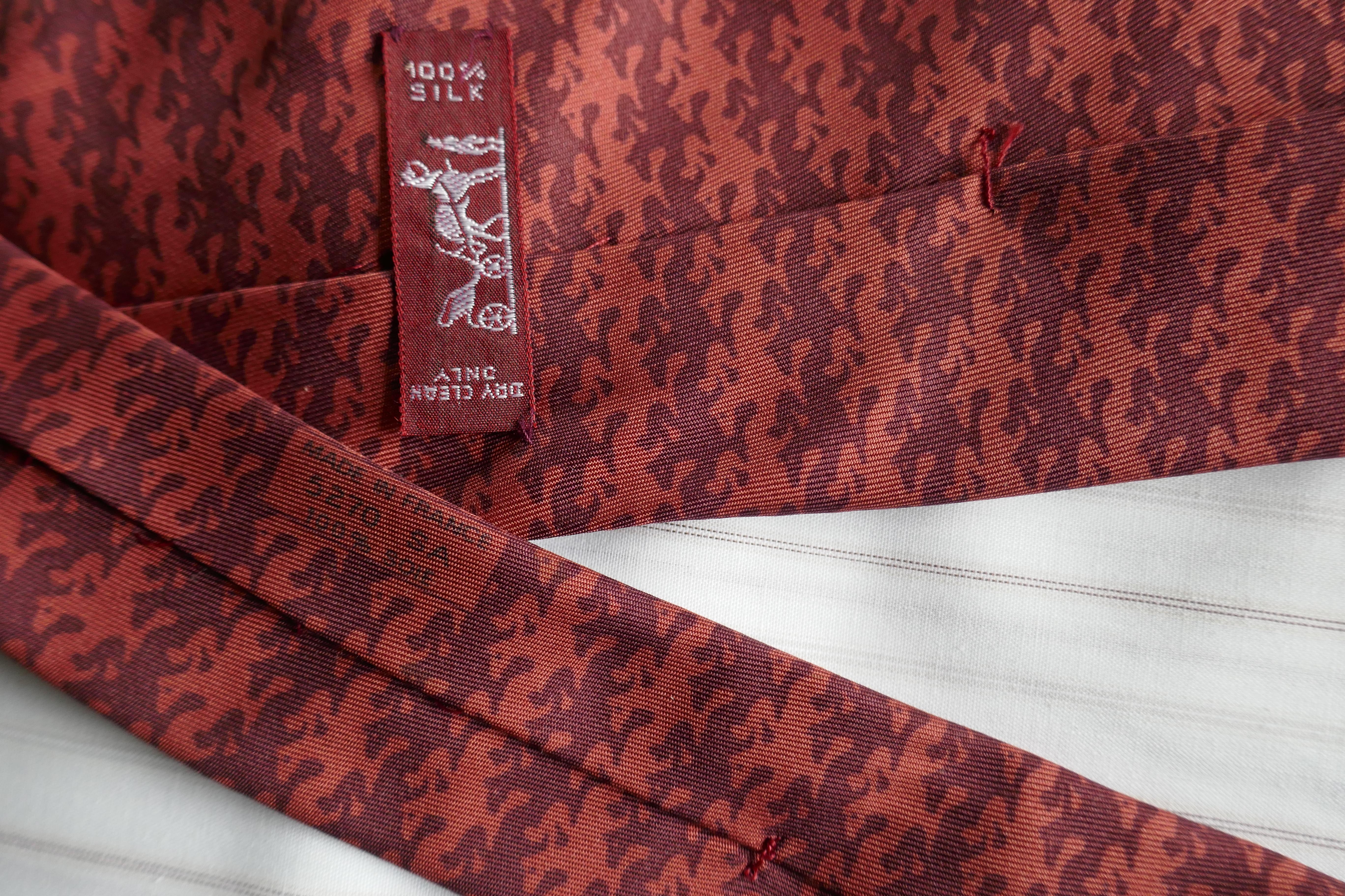 Rouge Rare cravate vintage en soie Hermes, jockeys de course Rubis et rouge bordeaux Palette 