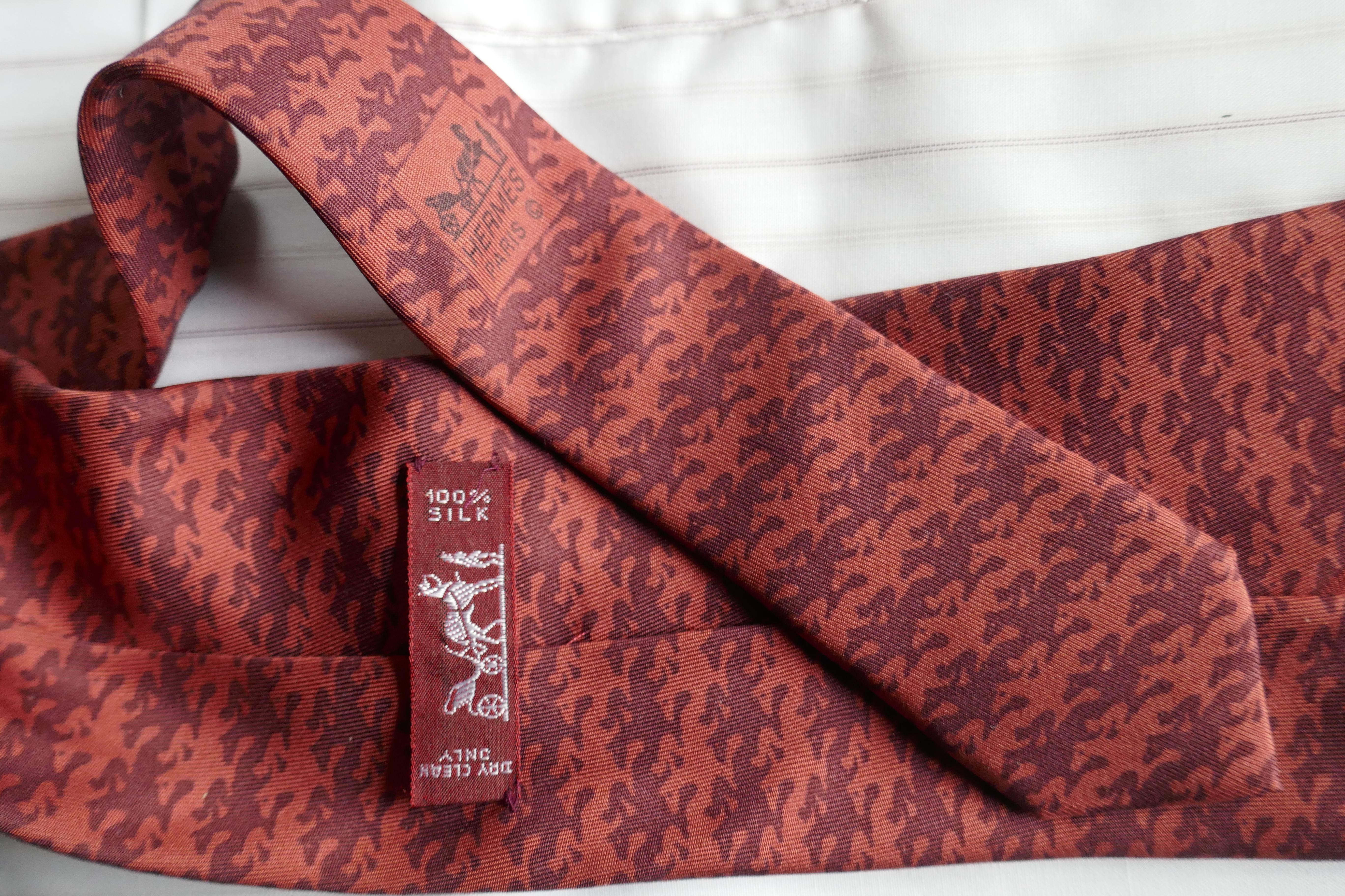 Rare cravate vintage en soie Hermes, jockeys de course Rubis et rouge bordeaux Palette  Bon état à Chillerton, Isle of Wight