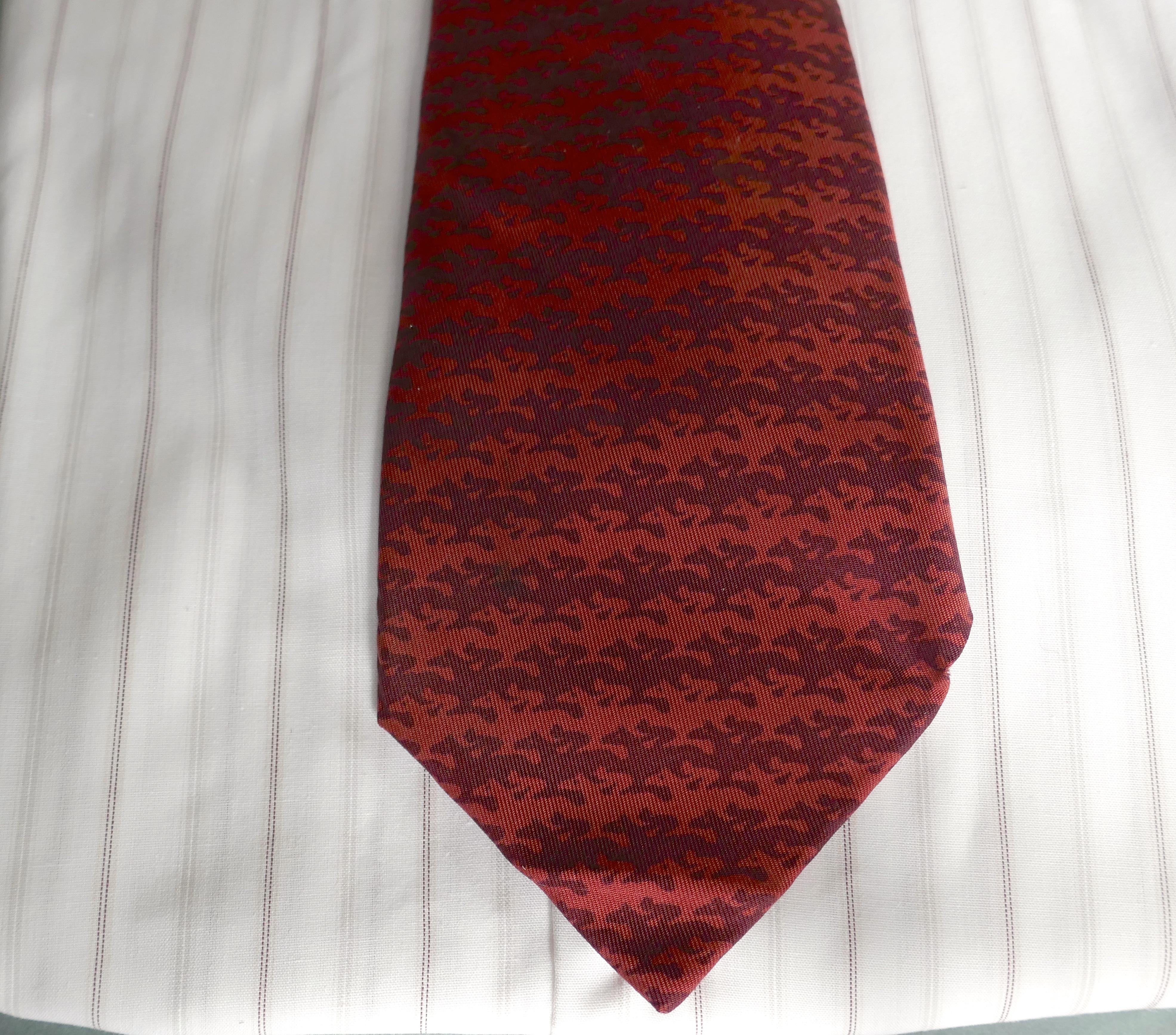  Rare cravate vintage en soie Hermes, jockeys de course Rubis et rouge bordeaux Palette  Pour hommes 