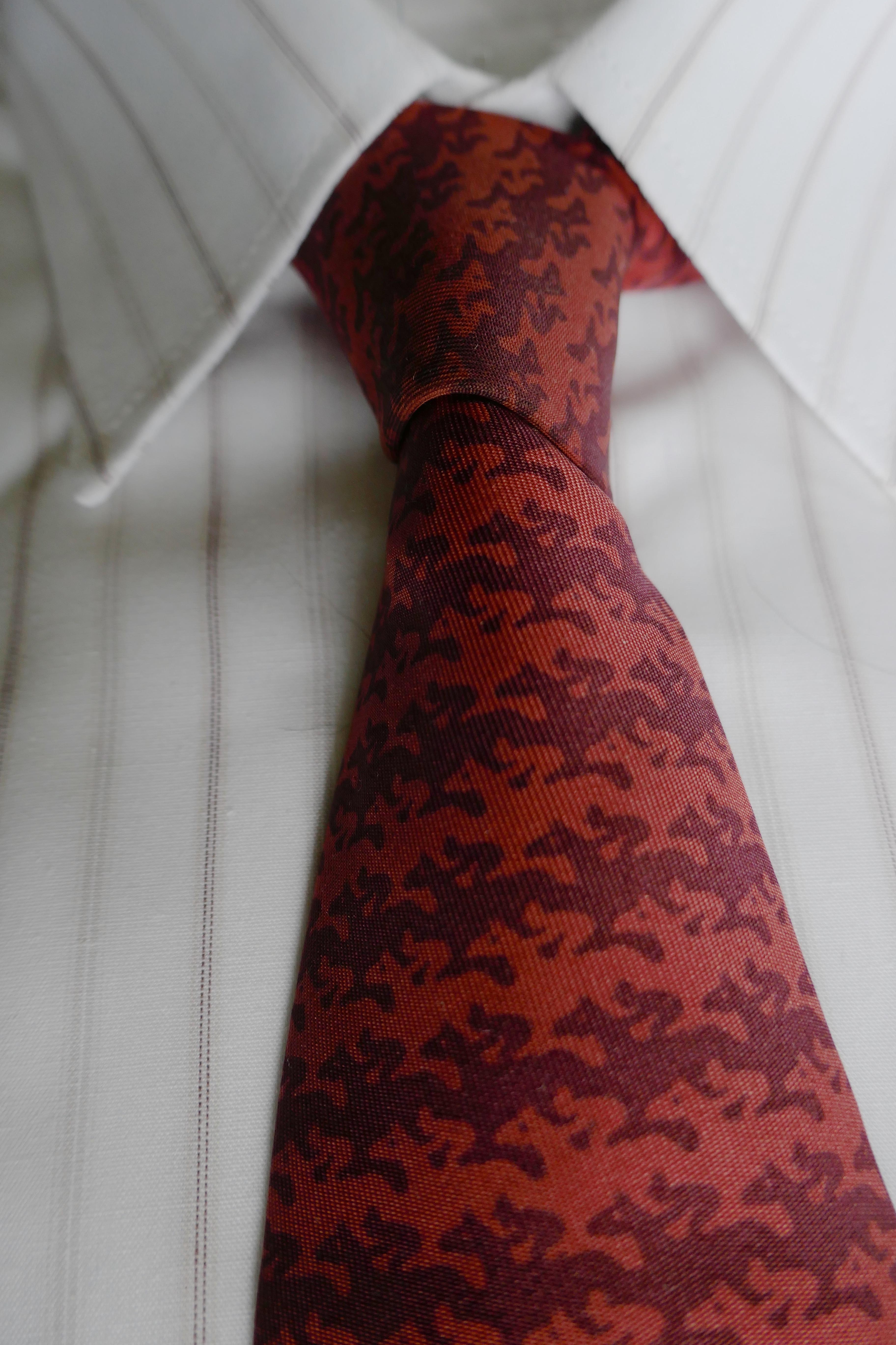 Rare cravate vintage en soie Hermes, jockeys de course Rubis et rouge bordeaux Palette  1