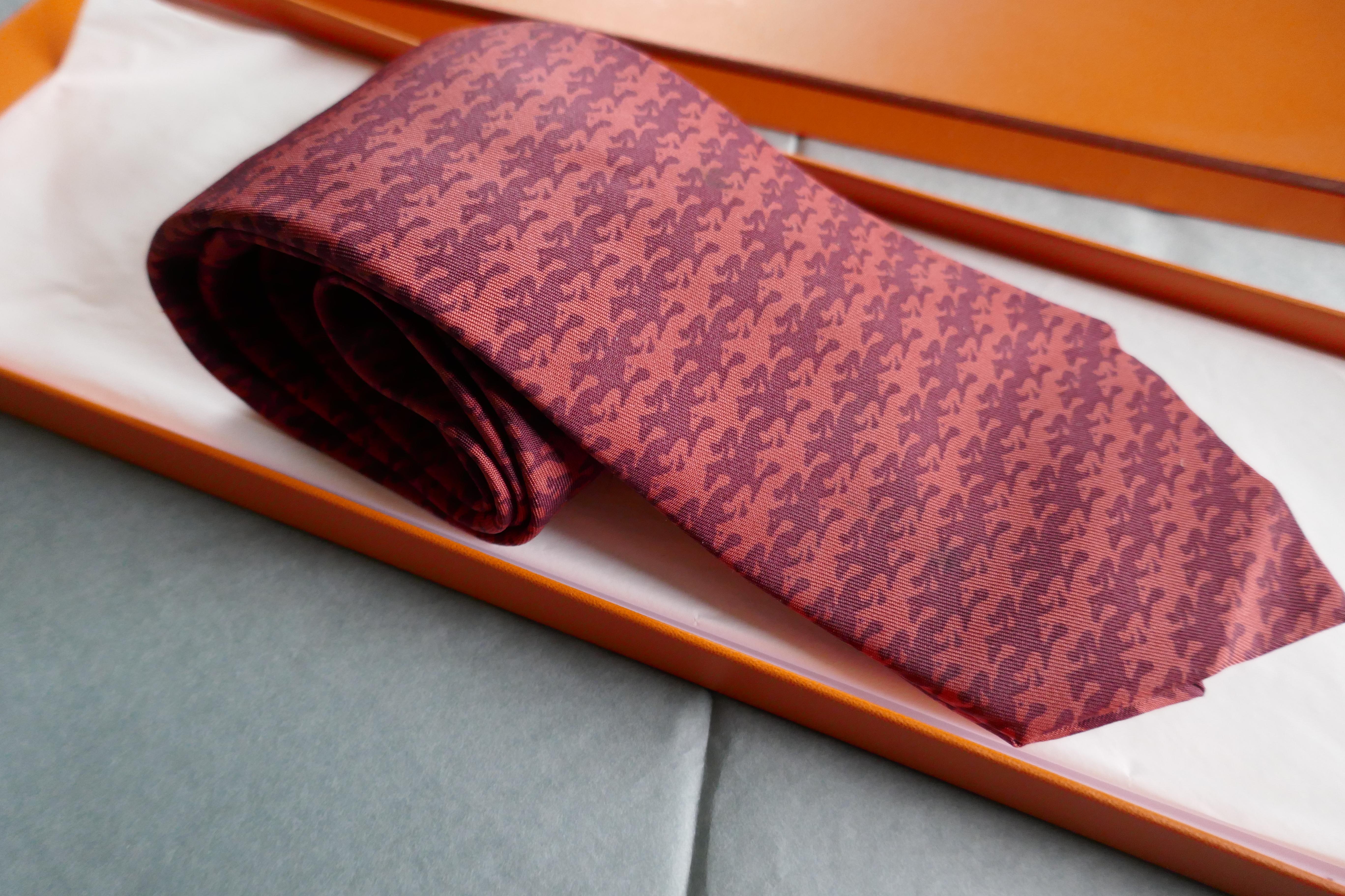 Rare cravate vintage en soie Hermes, jockeys de course Rubis et rouge bordeaux Palette  3