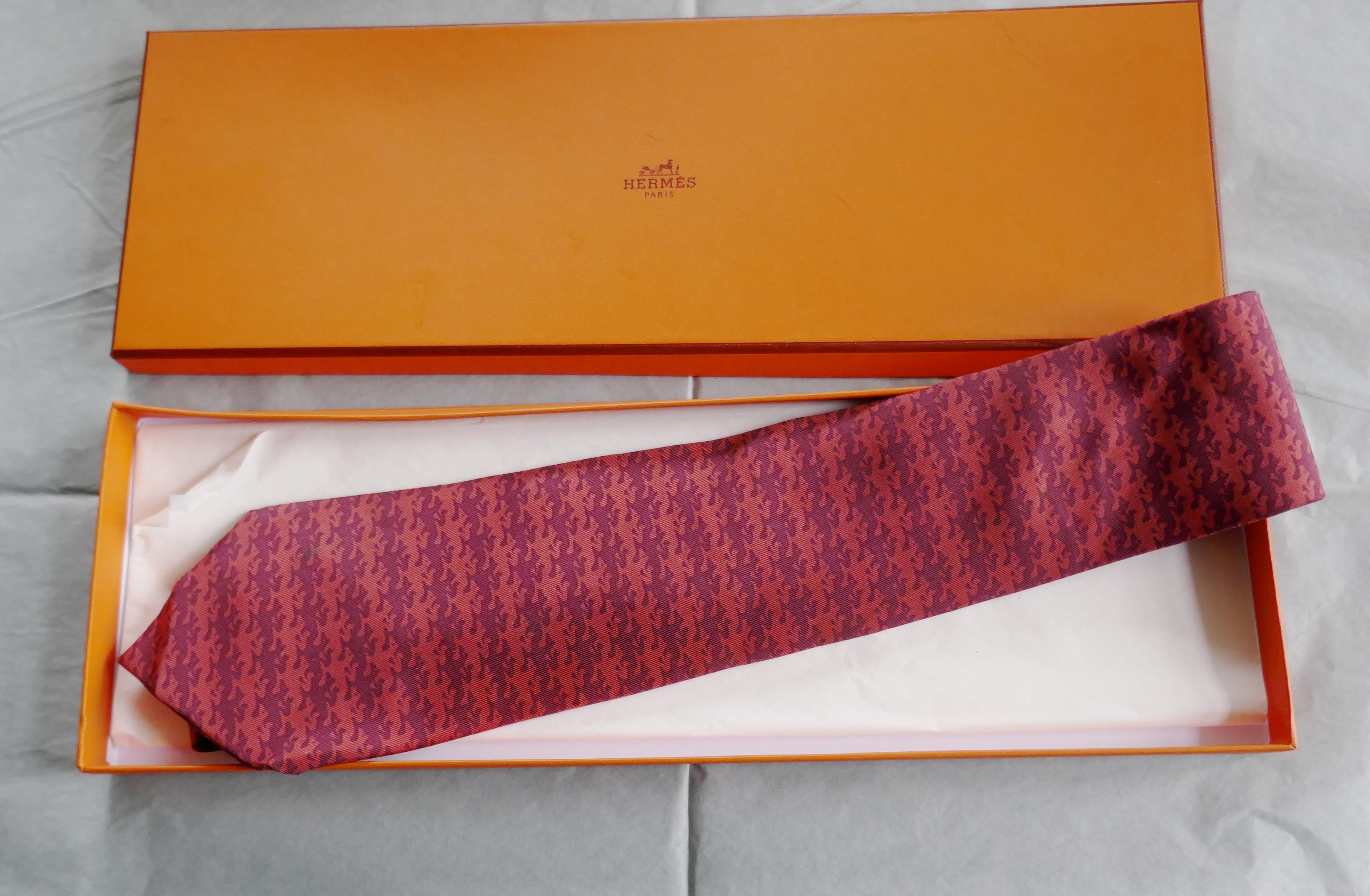 Rare cravate vintage en soie Hermes, jockeys de course Rubis et rouge bordeaux Palette  4