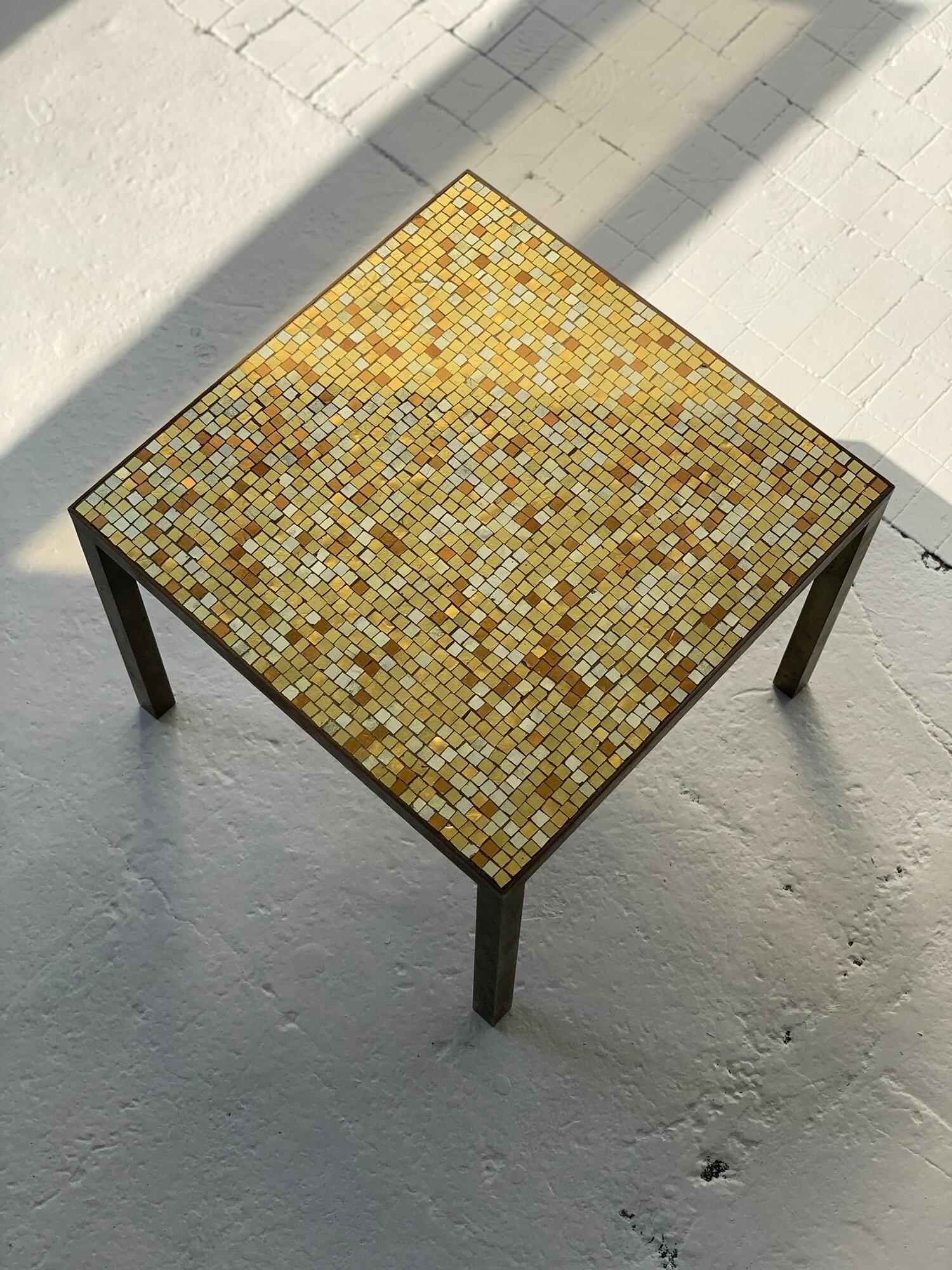 Milieu du XXe siècle Rare table de style Hollywood Regency avec cadre en laiton et carreaux de mosaïque métalliques en verre en vente