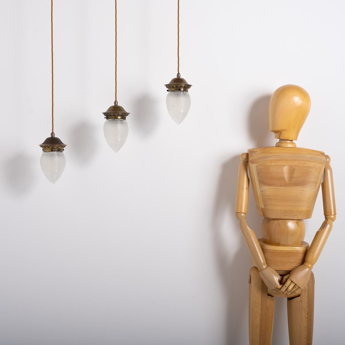 Zeitloses Trio: Vintage Holophane Pine Glass Acorn Pendants

Verschönern Sie Ihr Interieur mit diesem Set aus drei Vintage Holophane Pendelleuchten. Jeder Schirm besteht aus einem einzigartigen prismatischen Kiefernglas, das mit dekorativen,