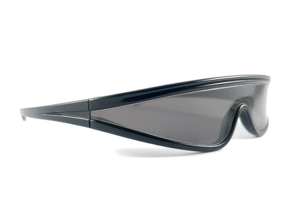 Women's or Men's Rare Vintage Idc Black Mask Medium Grey Mono Lens Sunglasses 80'S Made In France
