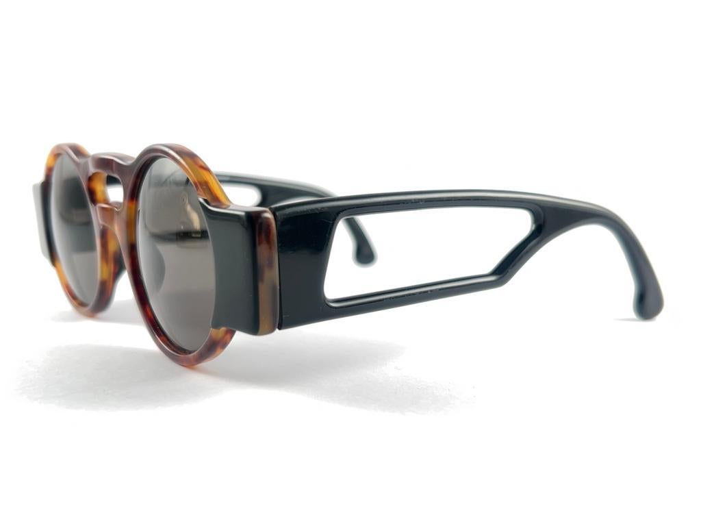 Petites lunettes de soleil vintage Idc noires et écailles, fabriquées en France, années 1990 Unisexe en vente