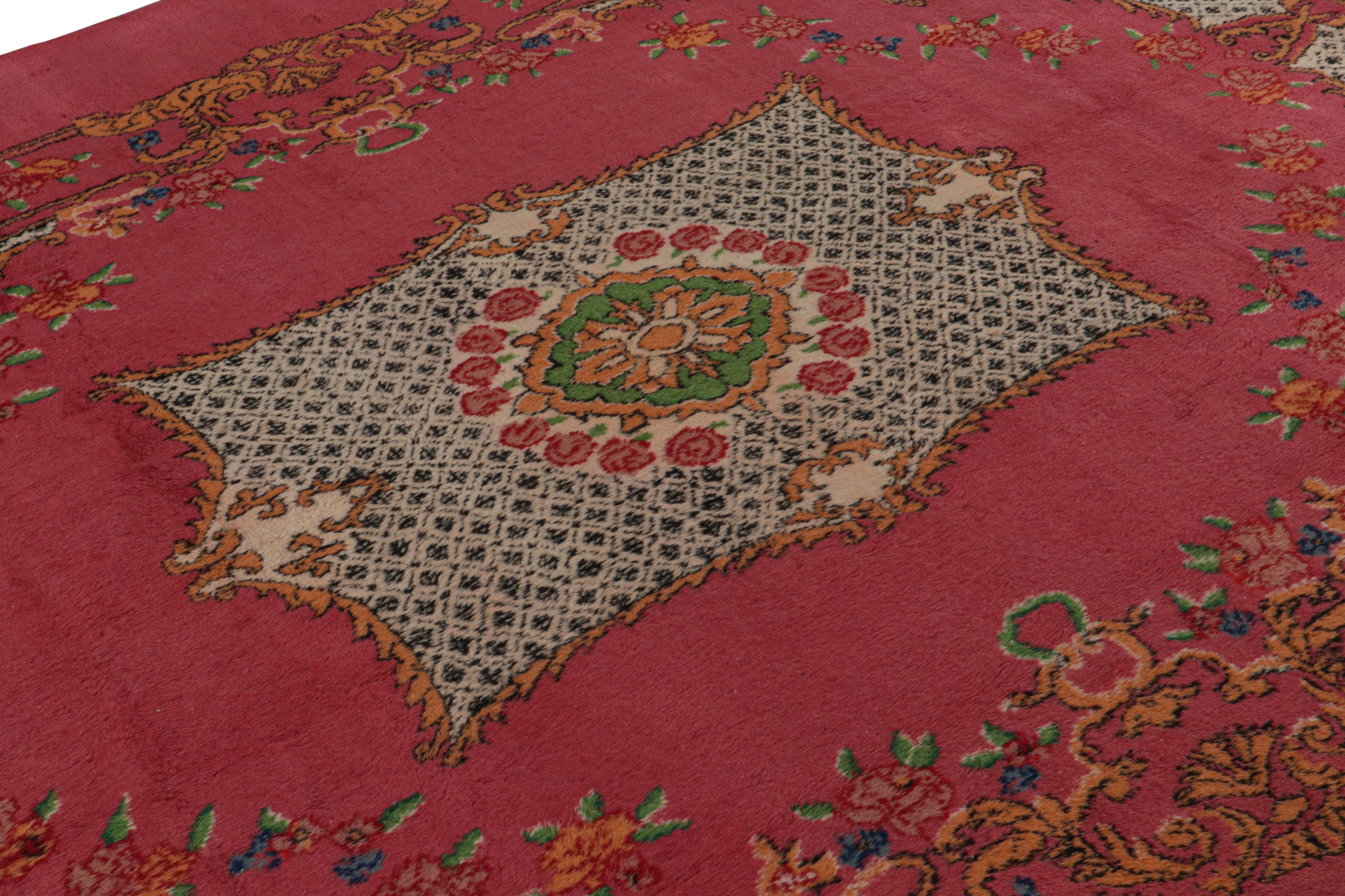 Rare tapis Isparta rose avec motifs floraux Bon état - En vente à Long Island City, NY
