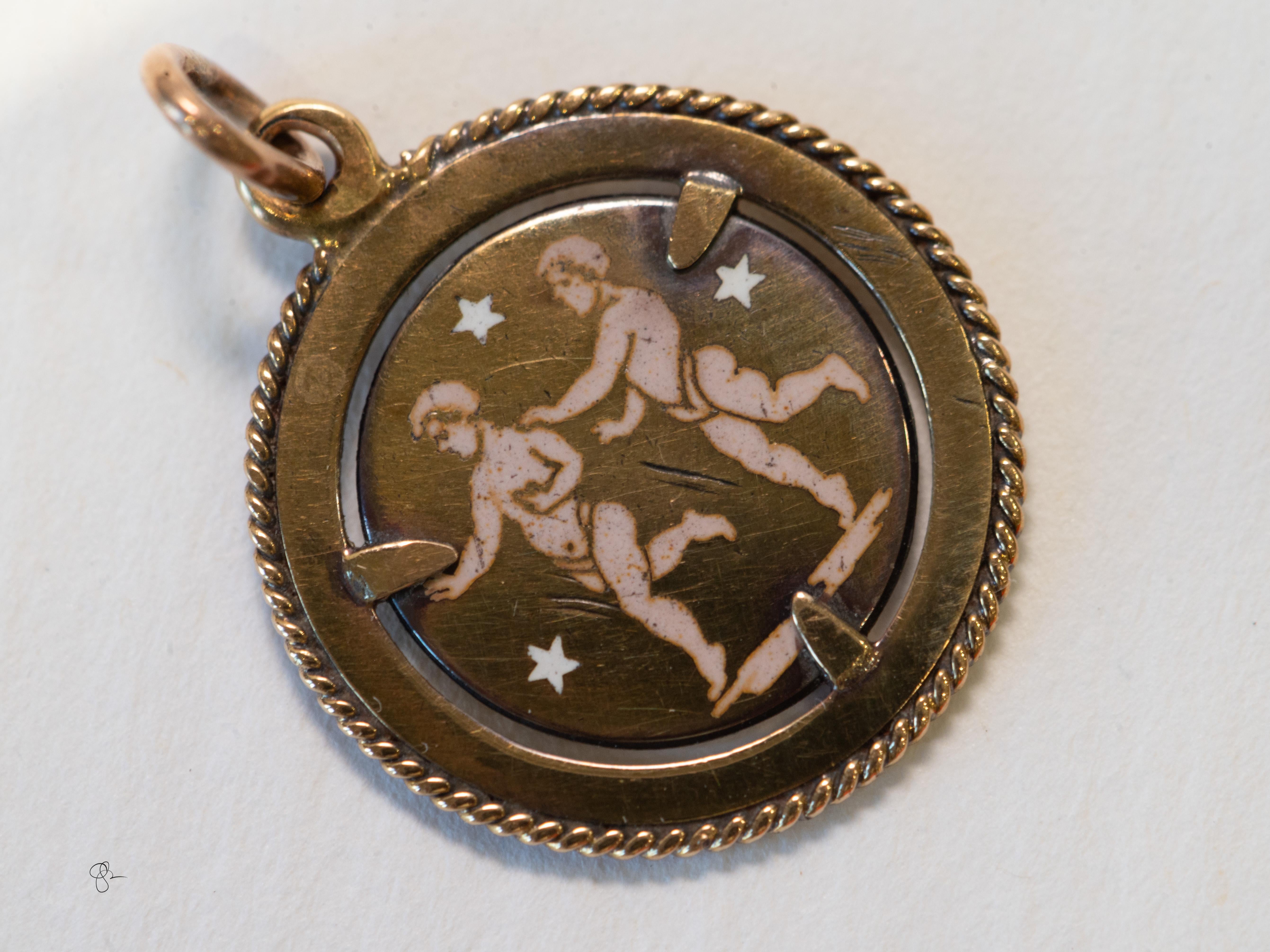 Realizzato in 2,9 grammi di oro giallo 18 carati, con timbro 750. 
Con un'incantevole patina, questo esclusivo charm vintage italiano per lo zodiaco raffigura i Gemelli, splendidamente resi in smalto su oro massiccio 18 carati e timbrati 750 per
