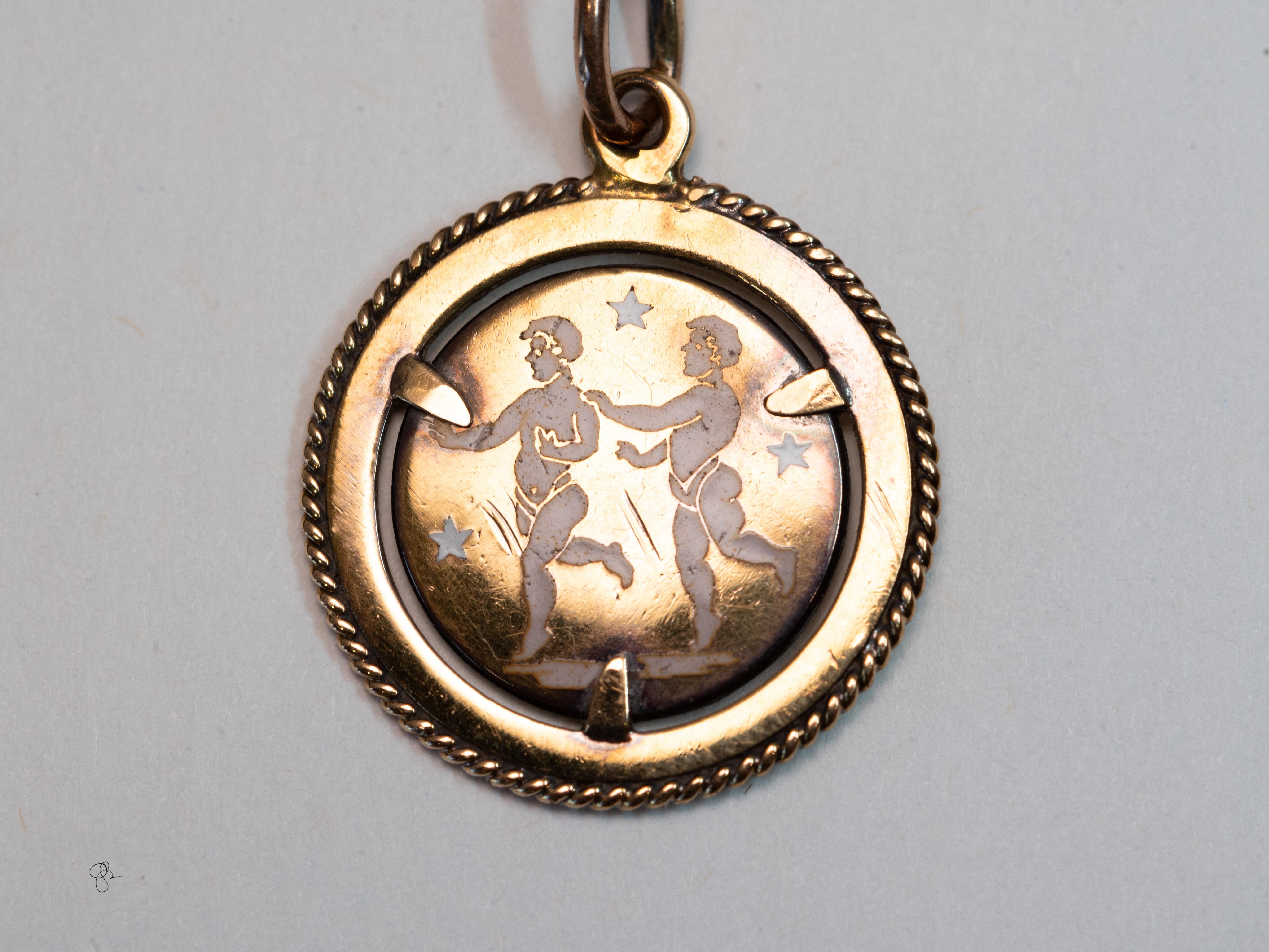 Raro charm italiano d'epoca in oro 18 carati Zodiac Gemini con smalto fine, timbrato 750 In condizioni discrete in vendita a Tucson, AZ