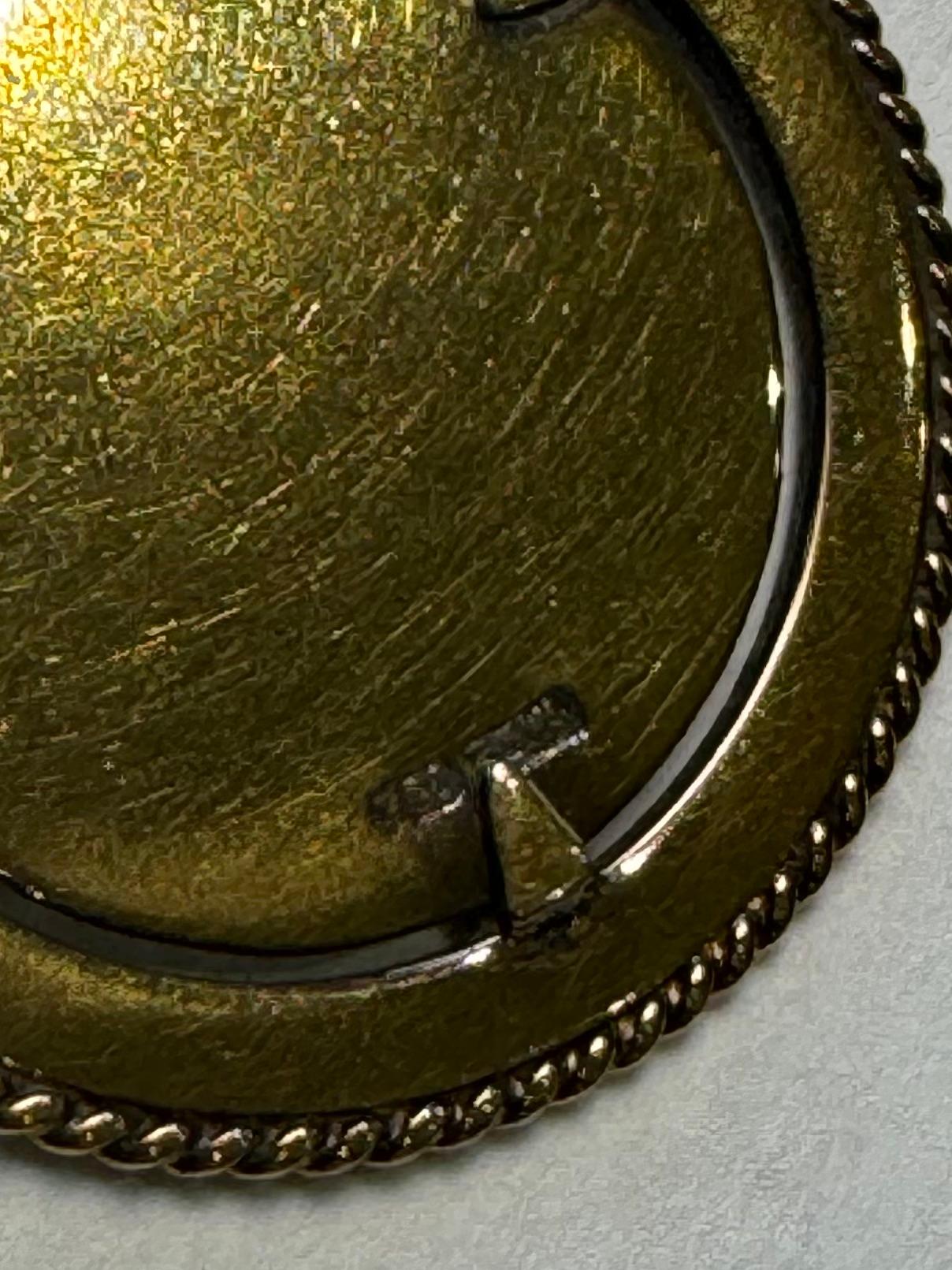 Raro charm italiano d'epoca in oro 18 carati Zodiac Gemini con smalto fine, timbrato 750 in vendita 1