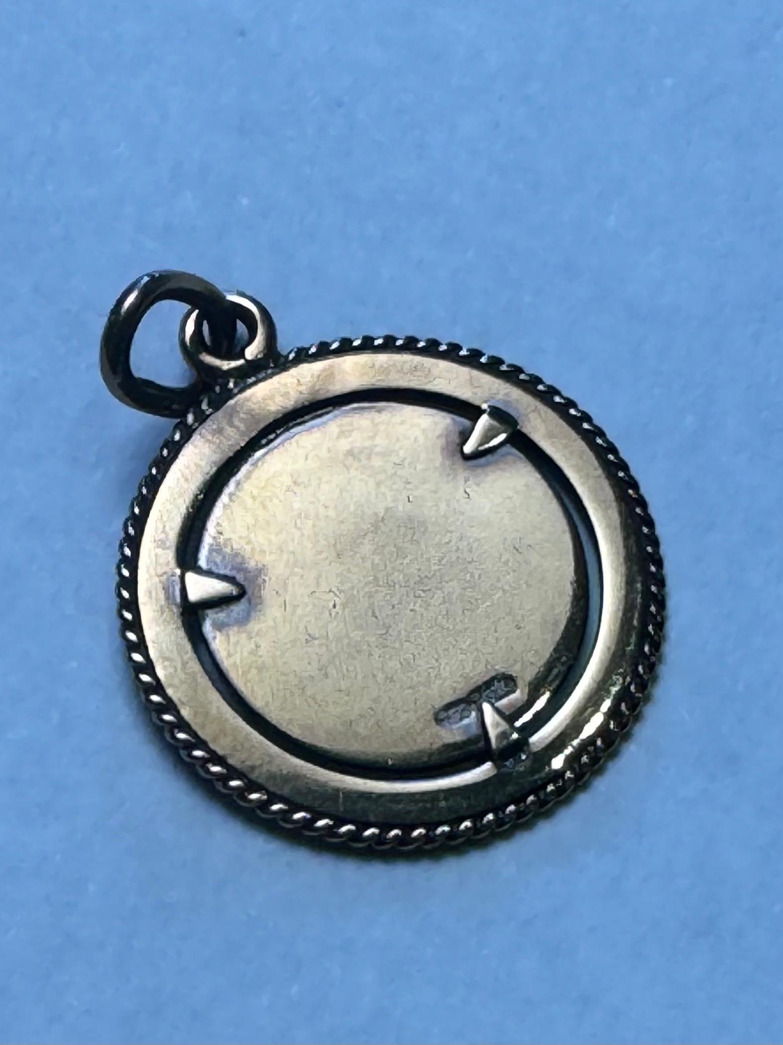 Raro charm italiano d'epoca in oro 18 carati Zodiac Gemini con smalto fine, timbrato 750 in vendita 2