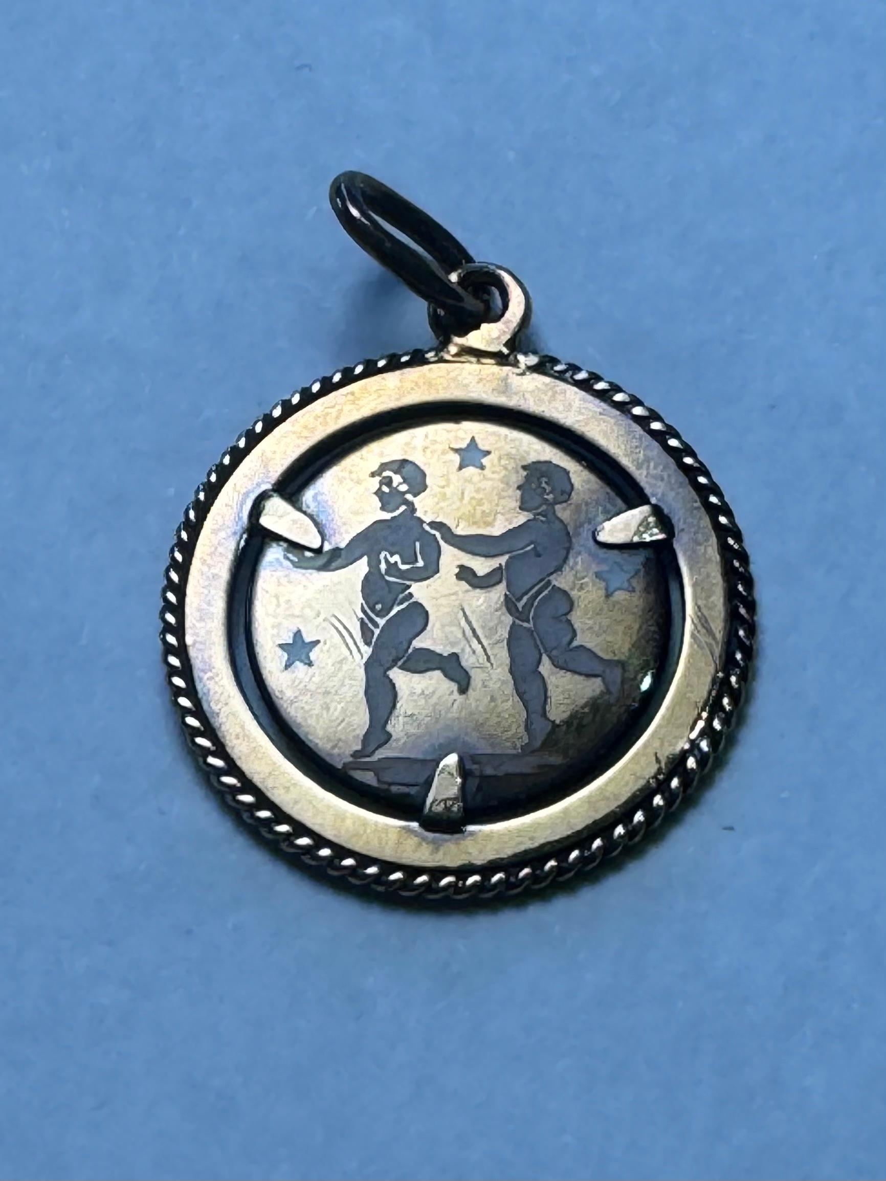 Raro charm italiano d'epoca in oro 18 carati Zodiac Gemini con smalto fine, timbrato 750 in vendita 3