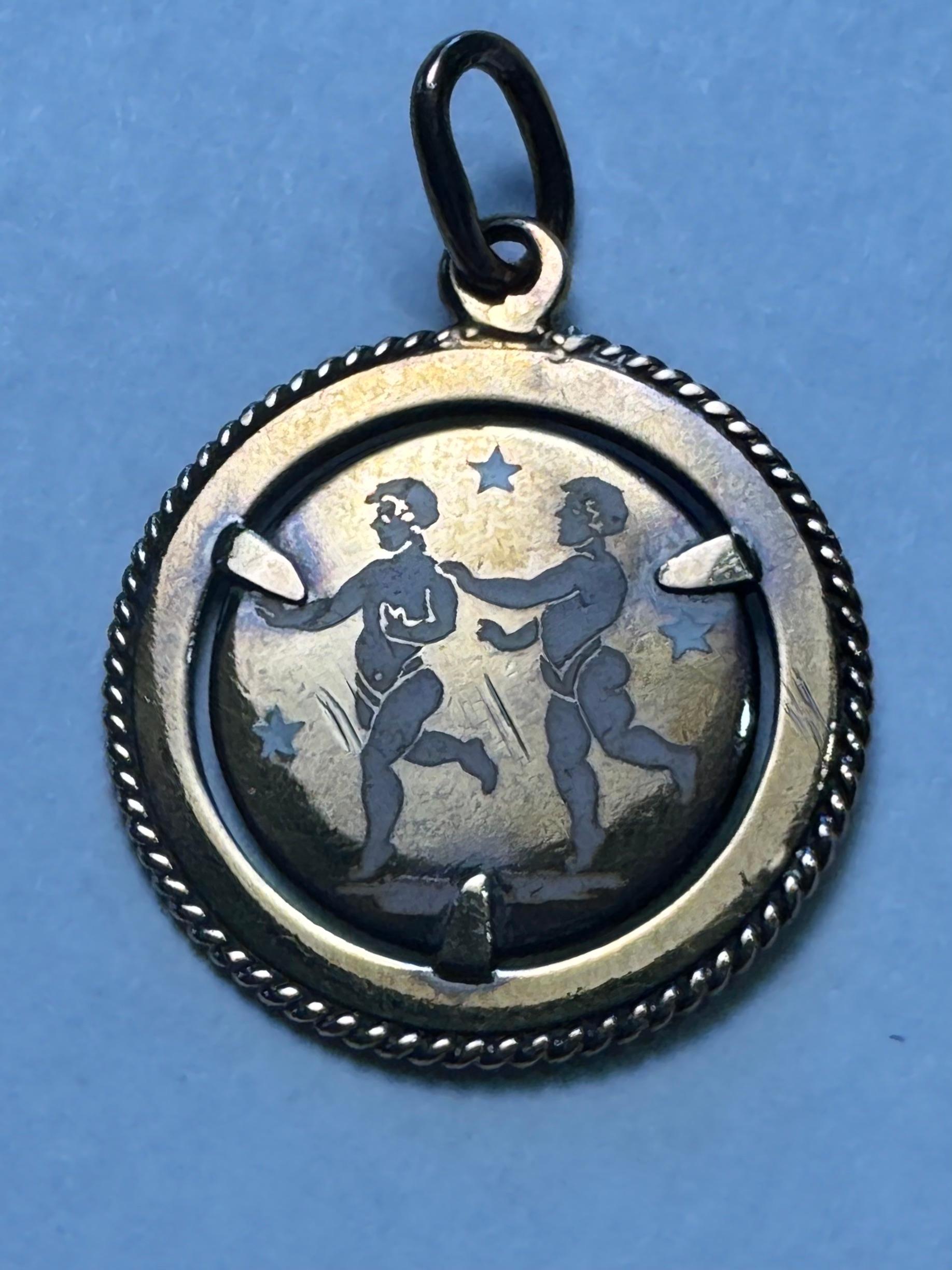 Raro charm italiano d'epoca in oro 18 carati Zodiac Gemini con smalto fine, timbrato 750 in vendita 4