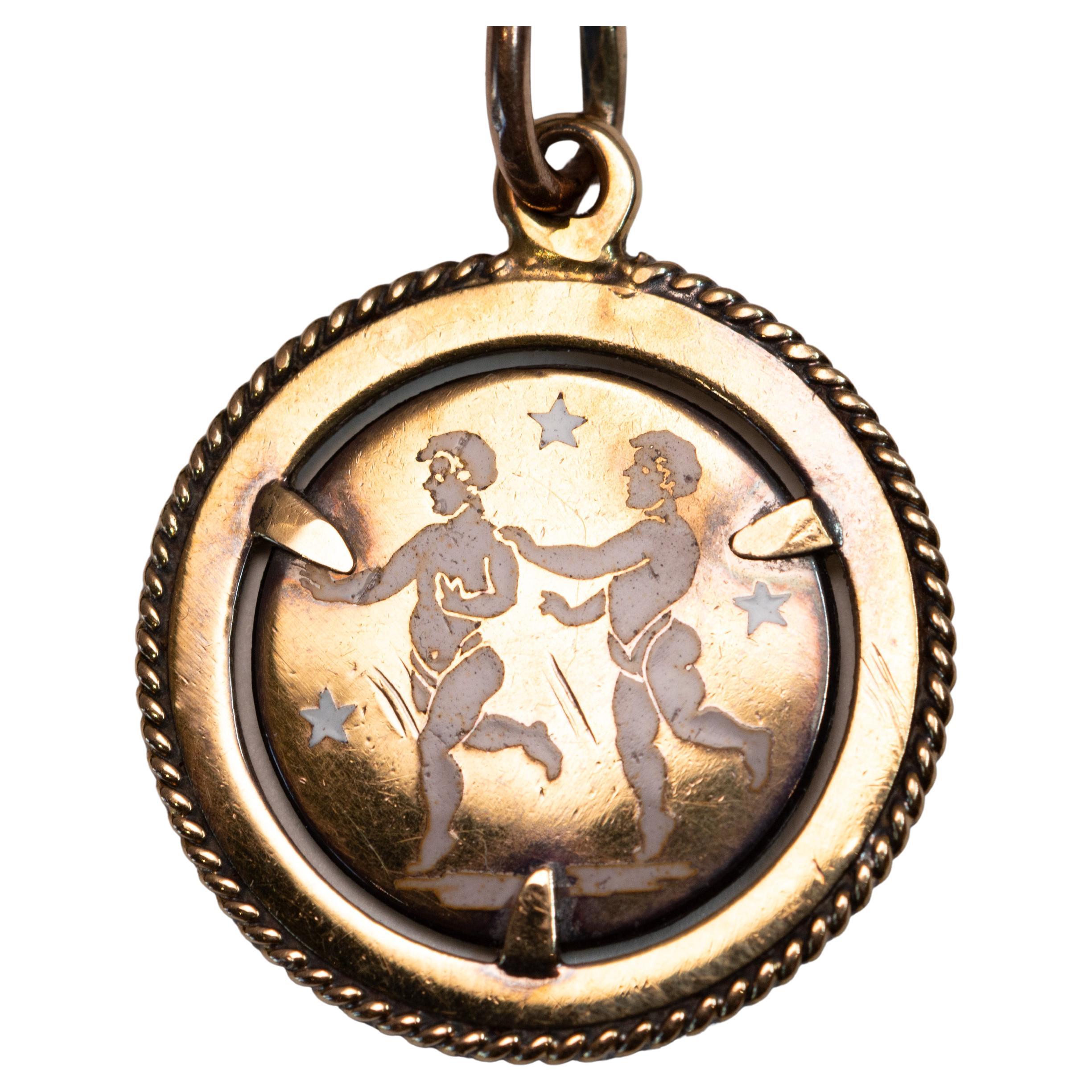 Raro charm italiano d
epoca in oro 18 carati Zodiac Gemini con smalto fine, timbrato 750 in vendita
