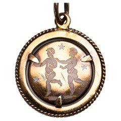Raro charm italiano d
epoca in oro 18 carati Zodiac Gemini con smalto fine, timbrato 750