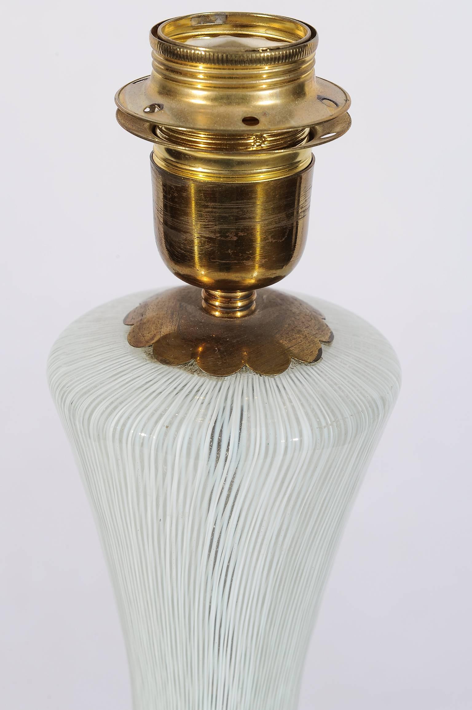 Mouvement esthétique Rare et élégante lampe de bureau italienne en verre vintage par Balsamo Stella en vente