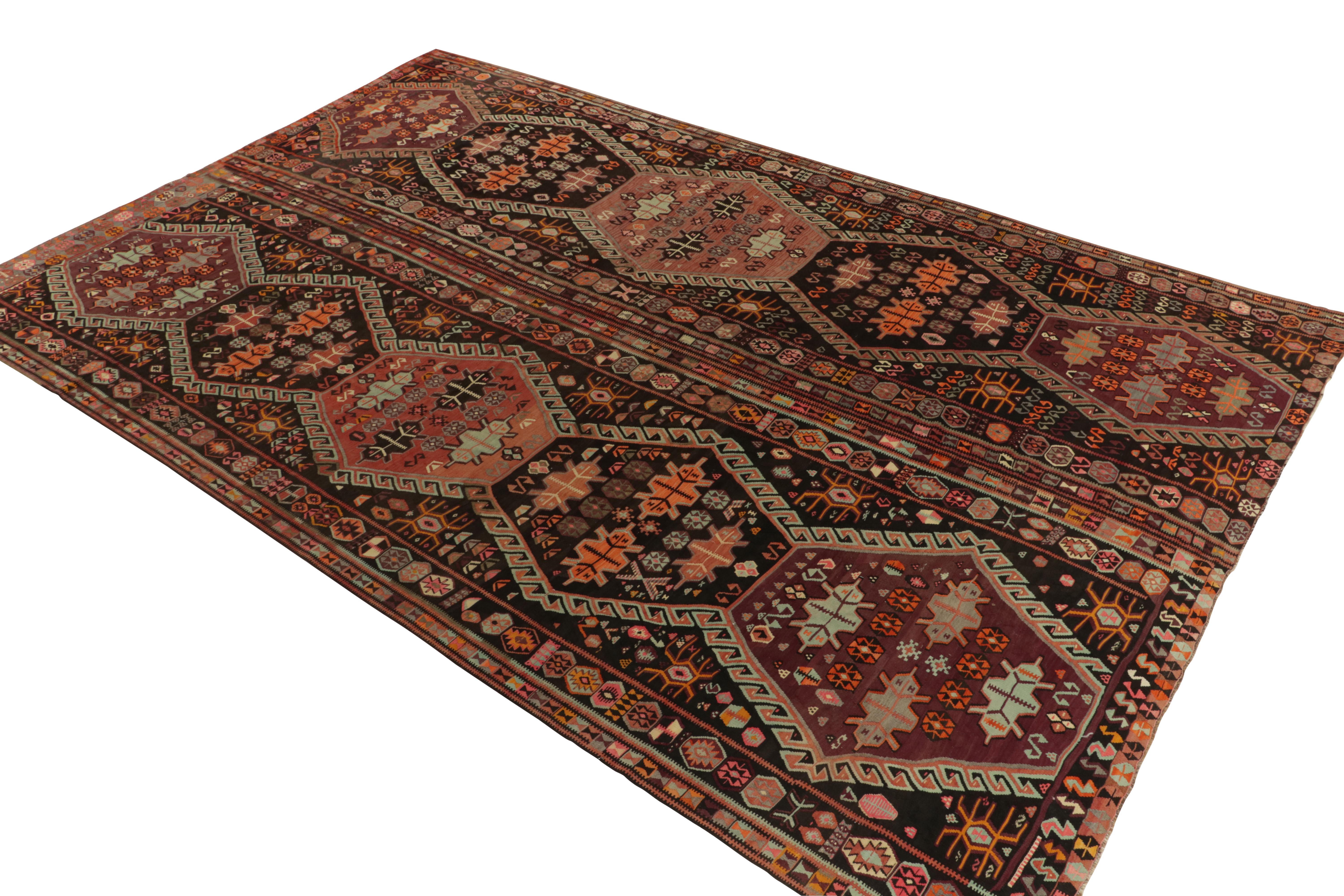 Tribal Tapis Kilim vintage rare à motif géométrique marron, orange et tribal de Rug & Kilim en vente
