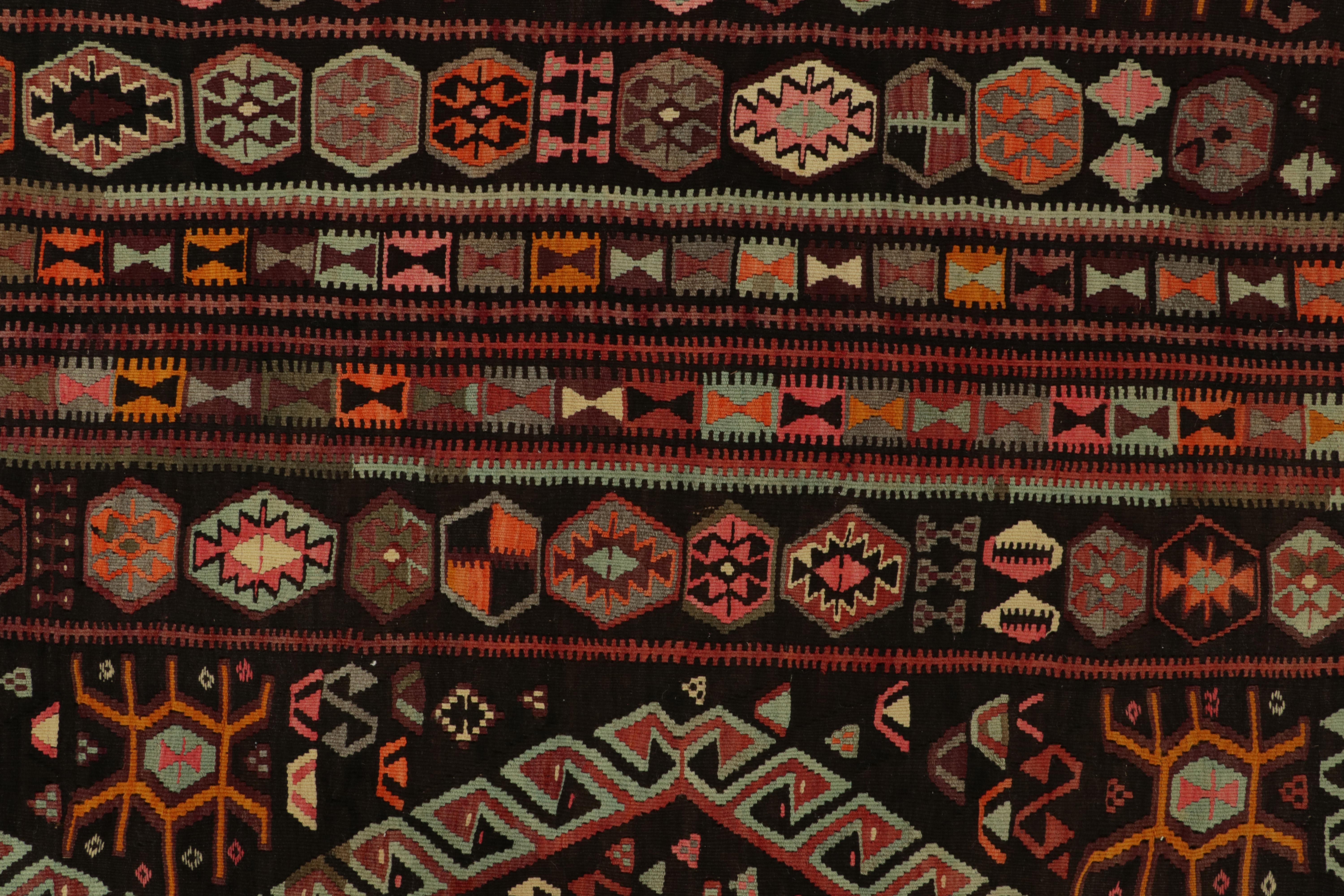 Noué à la main Tapis Kilim vintage rare à motif géométrique marron, orange et tribal de Rug & Kilim en vente