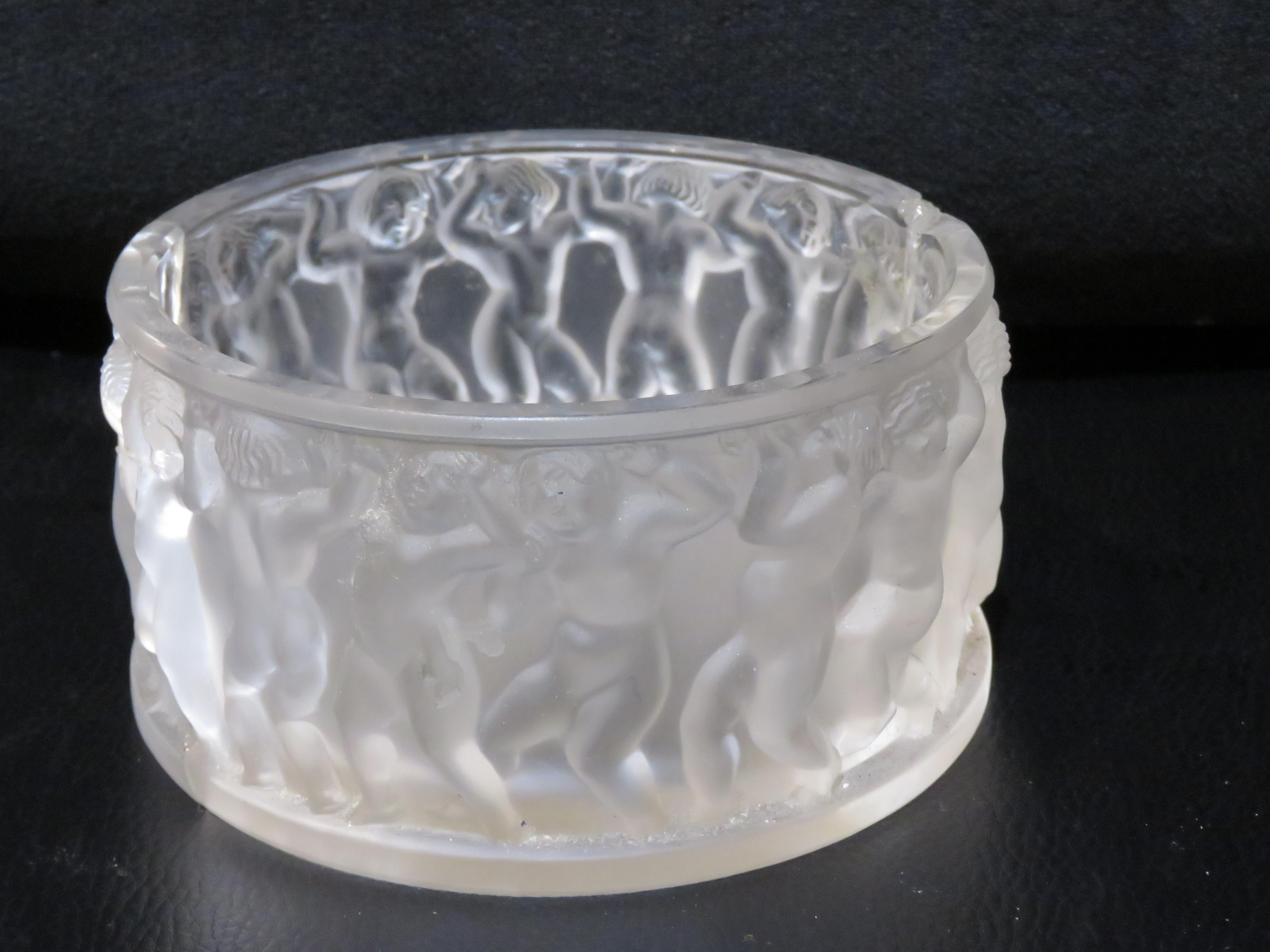 Il seguente articolo che offriamo è una ciotola scultorea Lalique in piedi di proprietà che raffigura dei bambini in piedi tutti insieme. Firmato Lalique, Francia sul fondo. Da un'importante collezione immobiliare di New York. Presenta alcuni danni