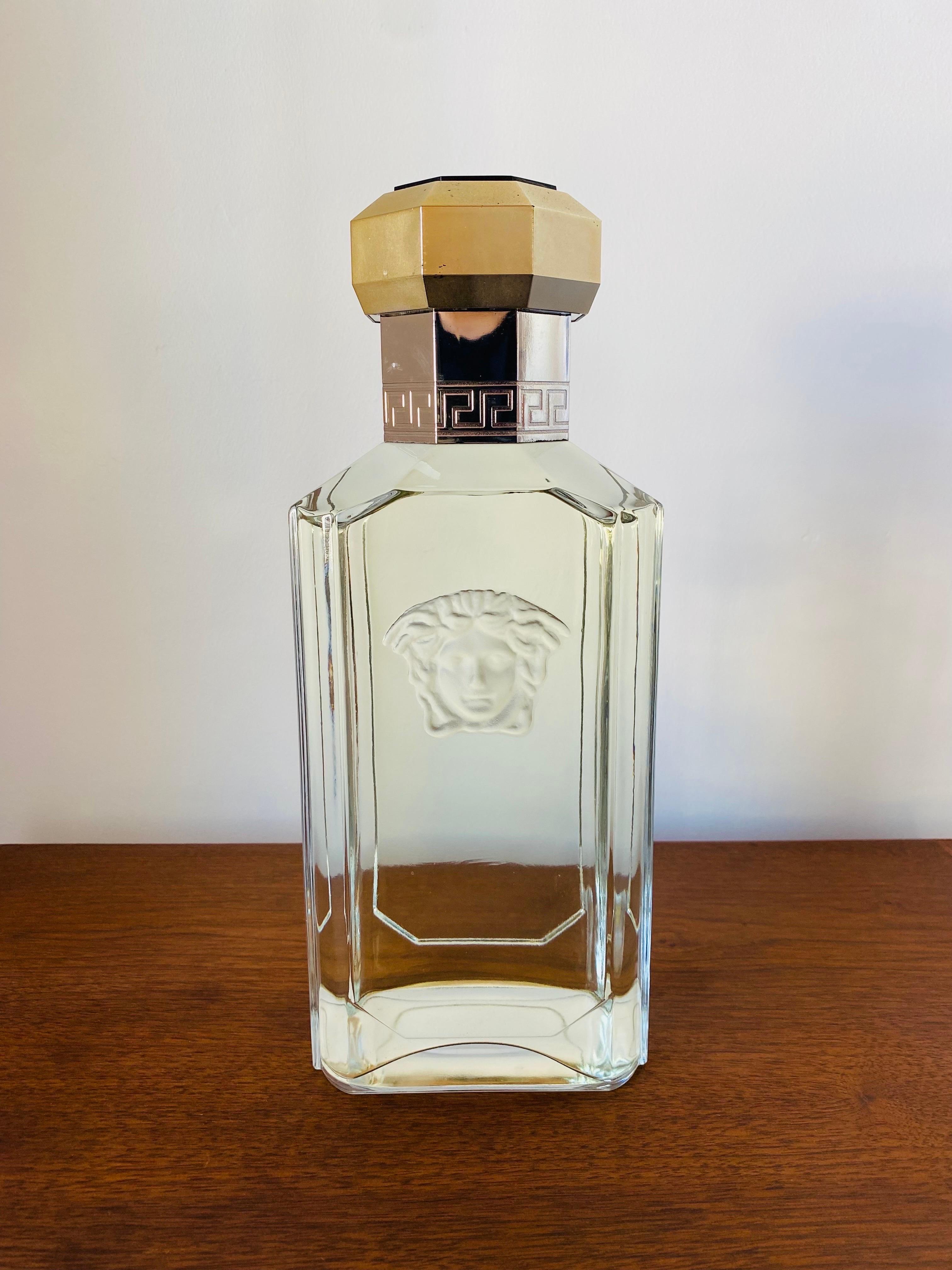 Bellissimo e sorprendente factice di profumo incredibilmente grande di Versace. Questo pezzo scultoreo è imponente e sorprendente. Un equilibrio di  linee e codici dell'impero della moda Versace. Questo fatto rende 