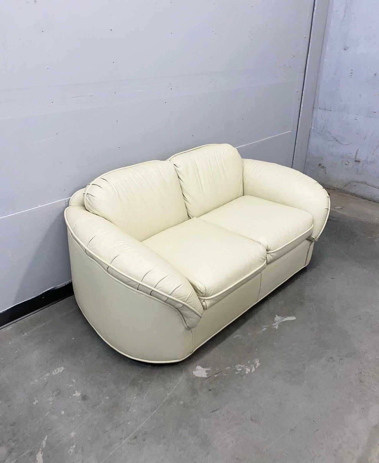 Ich liebe dieses Stück einfach! Sie ist so gemütlich und stilvoll. Loveseat ist in gutem Zustand. 
