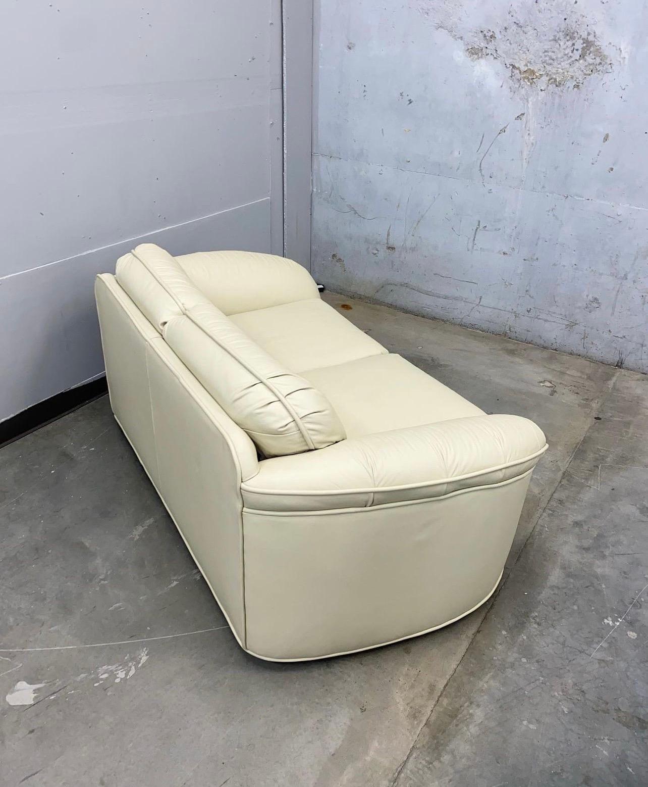 Seltener Vintage Leathercraft Inc. Cremefarbener Loveseat, hergestellt in North Carolina  im Zustand „Gut“ im Angebot in Brooklyn, NY