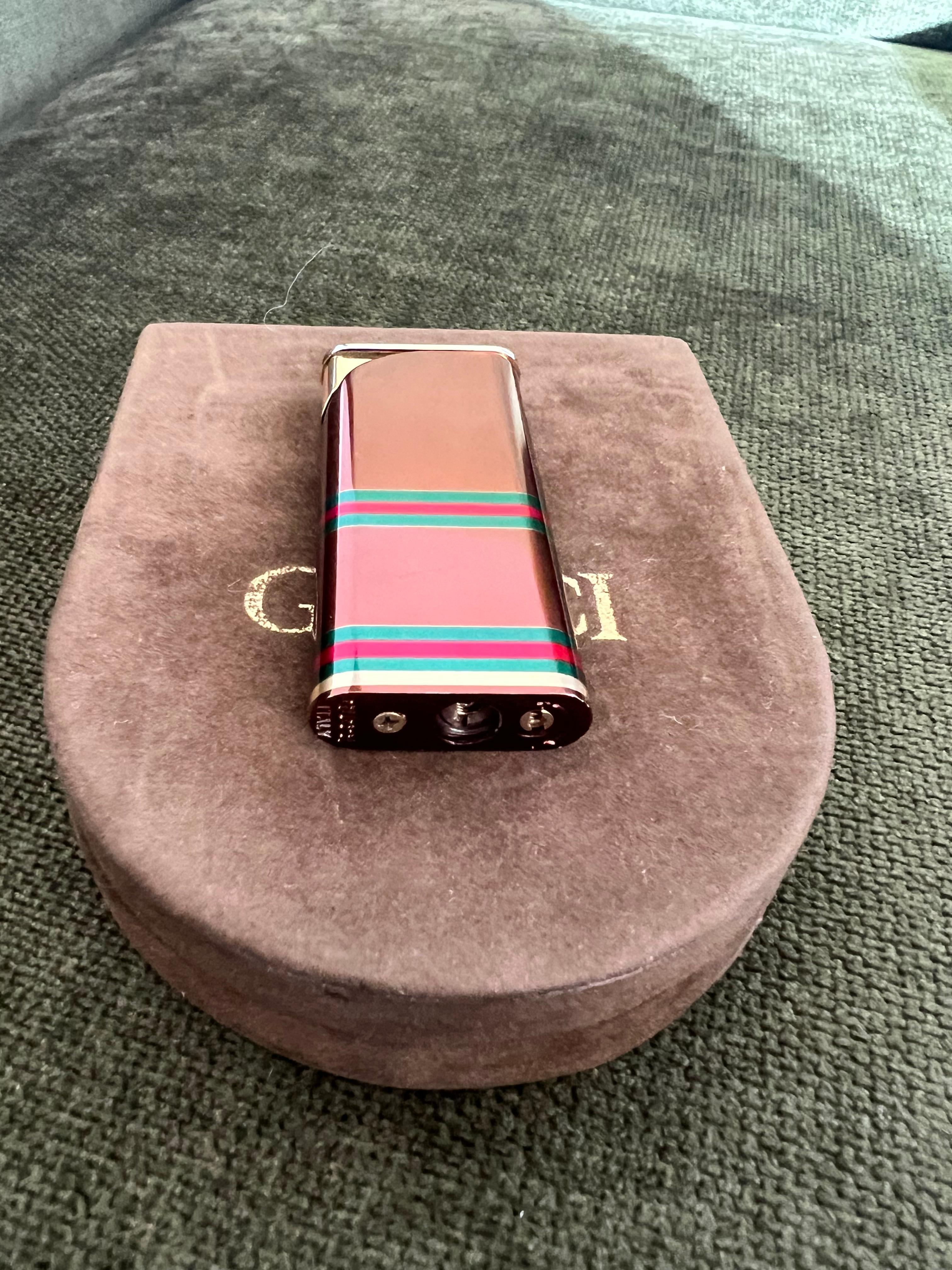 Rare Vintage Luxury Gucci lighter Florence Italia Circa 80 Original Suede Case For Sale 14