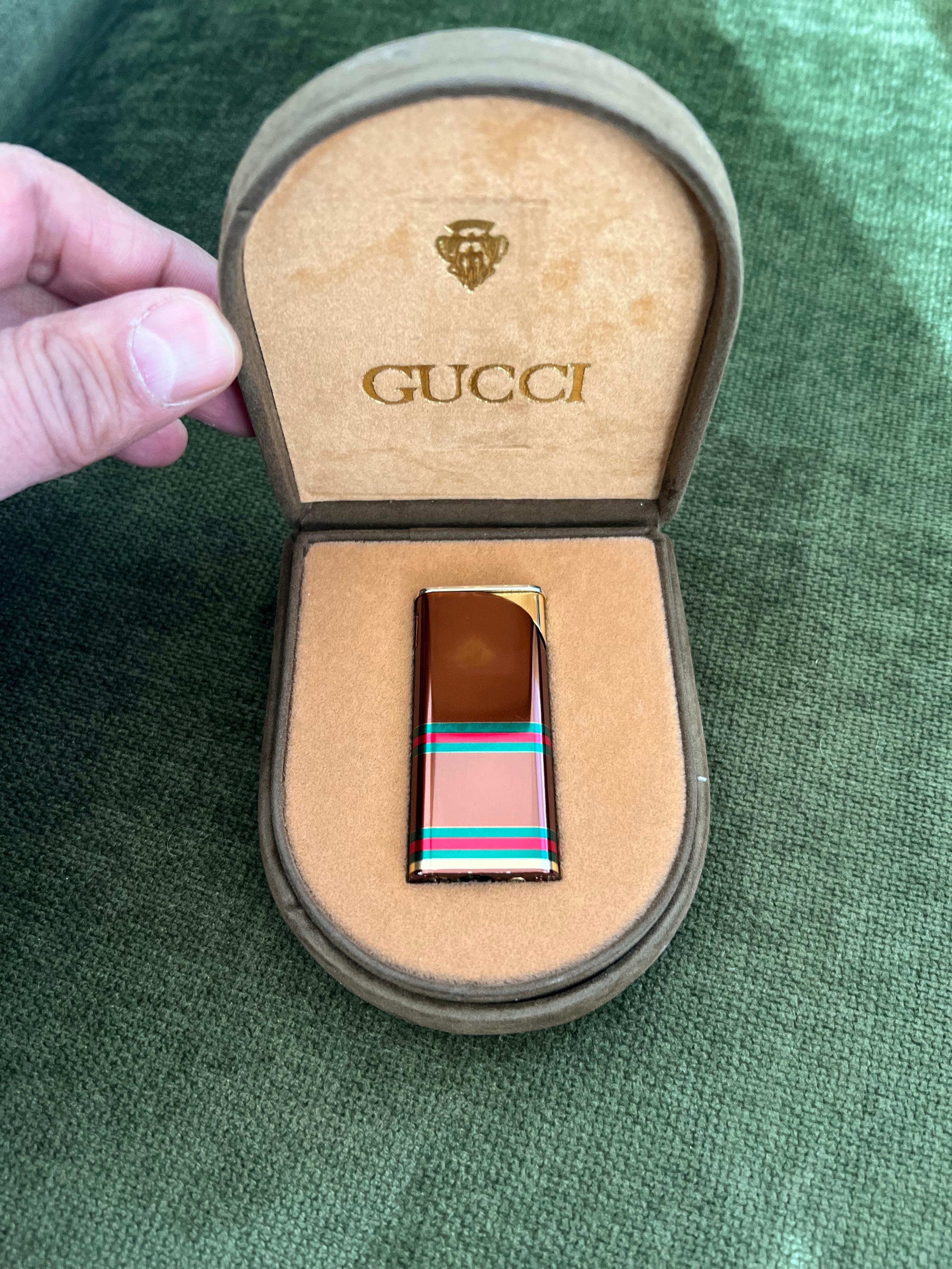 Rare Vintage Luxury Gucci lighter Florence Italia Circa 80 Original Suede Case In Excellent Condition For Sale In New York, NY