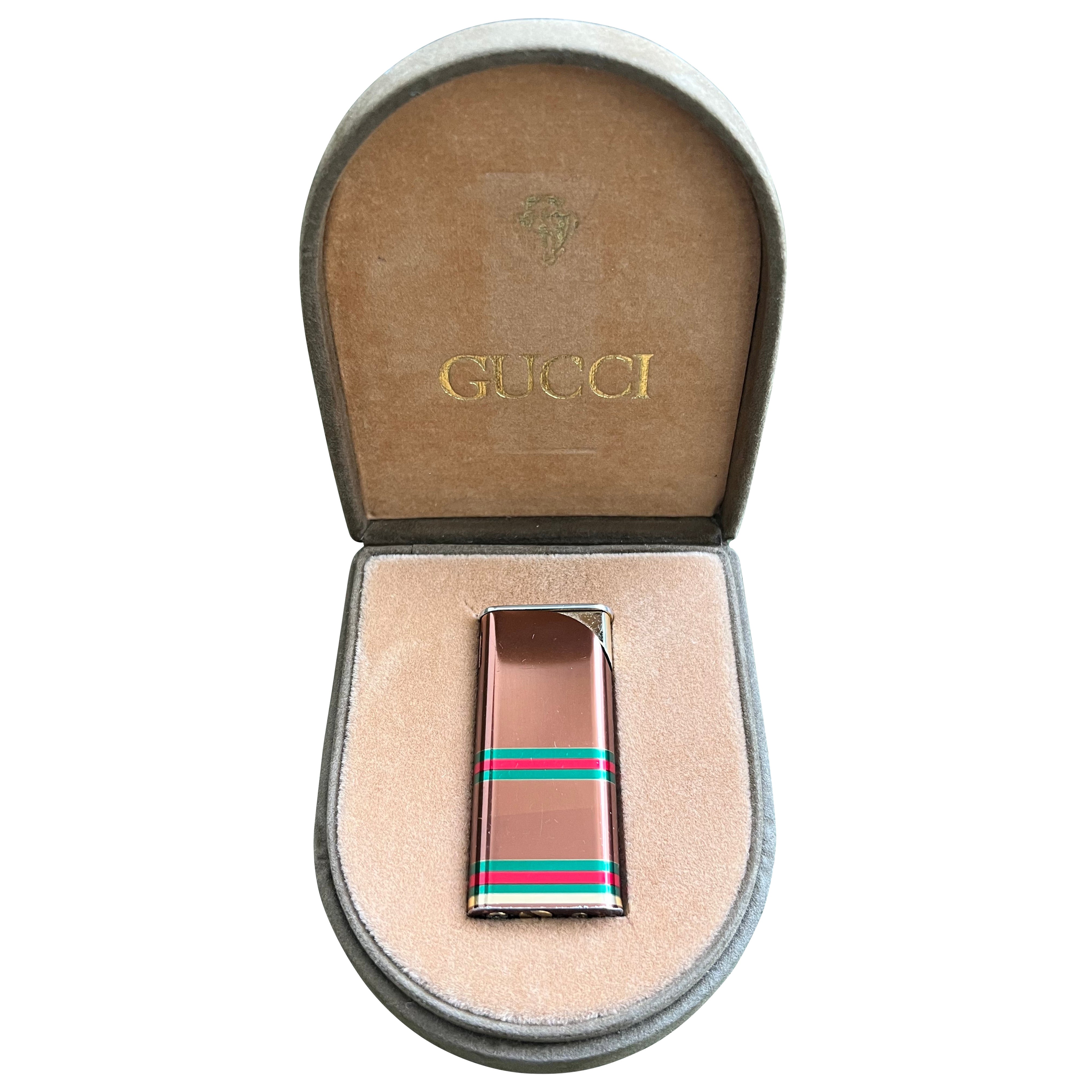 Rarissimo e autentico accendino vintage di lusso Gucci, Firenze Italia anni '80. 
Bellissima finitura dell'accendino Gucci, con striscia verde e rossa 
Viene fornito con la custodia originale e il timbro dell'imposta di fabbricazione Apparecchio di