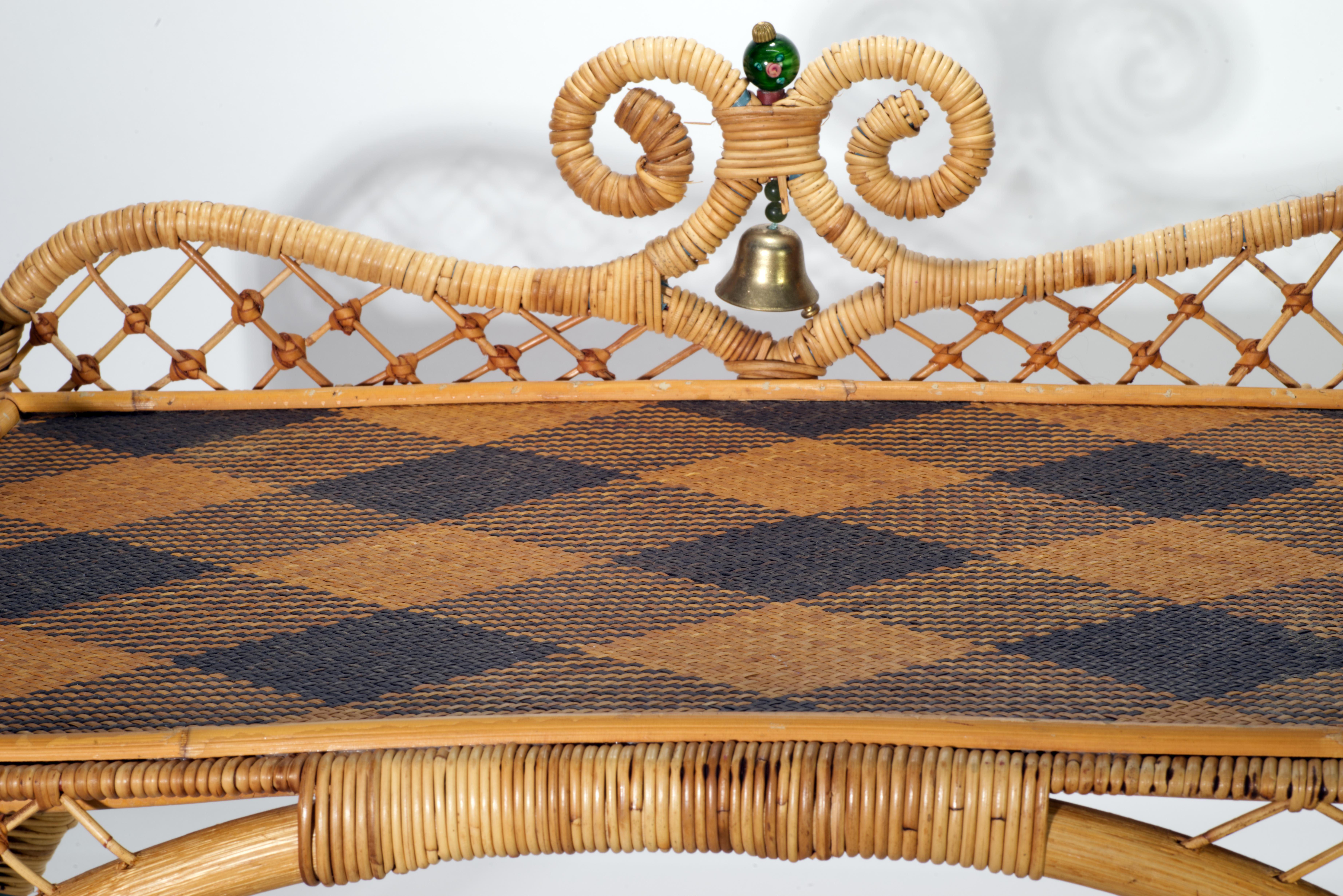 Raro vassoio da colazione in vimini e rattan Mackenzie Childs d'epoca con campana in vendita 2