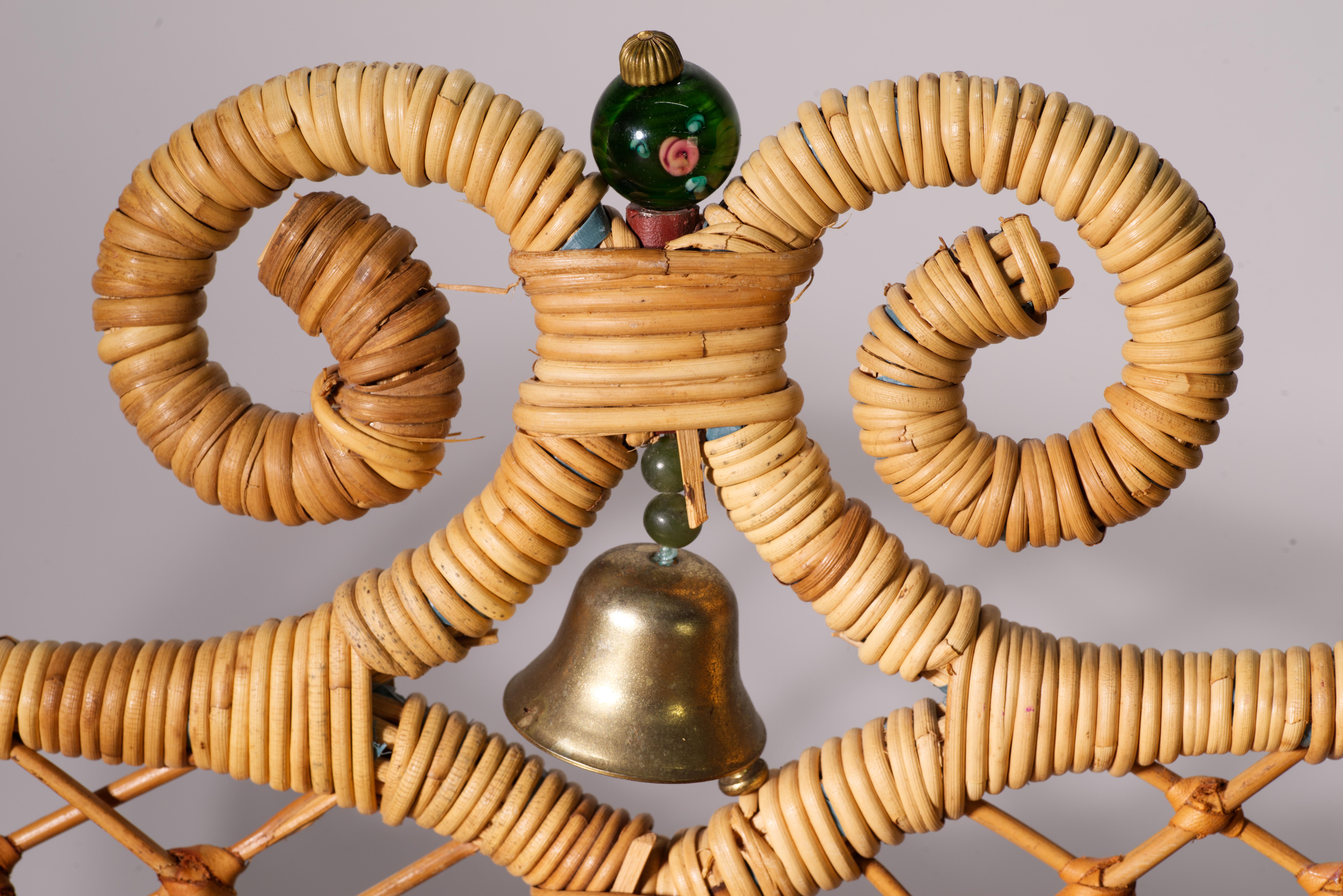 Raro vassoio da colazione in vimini e rattan Mackenzie Childs d'epoca con campana in vendita 3