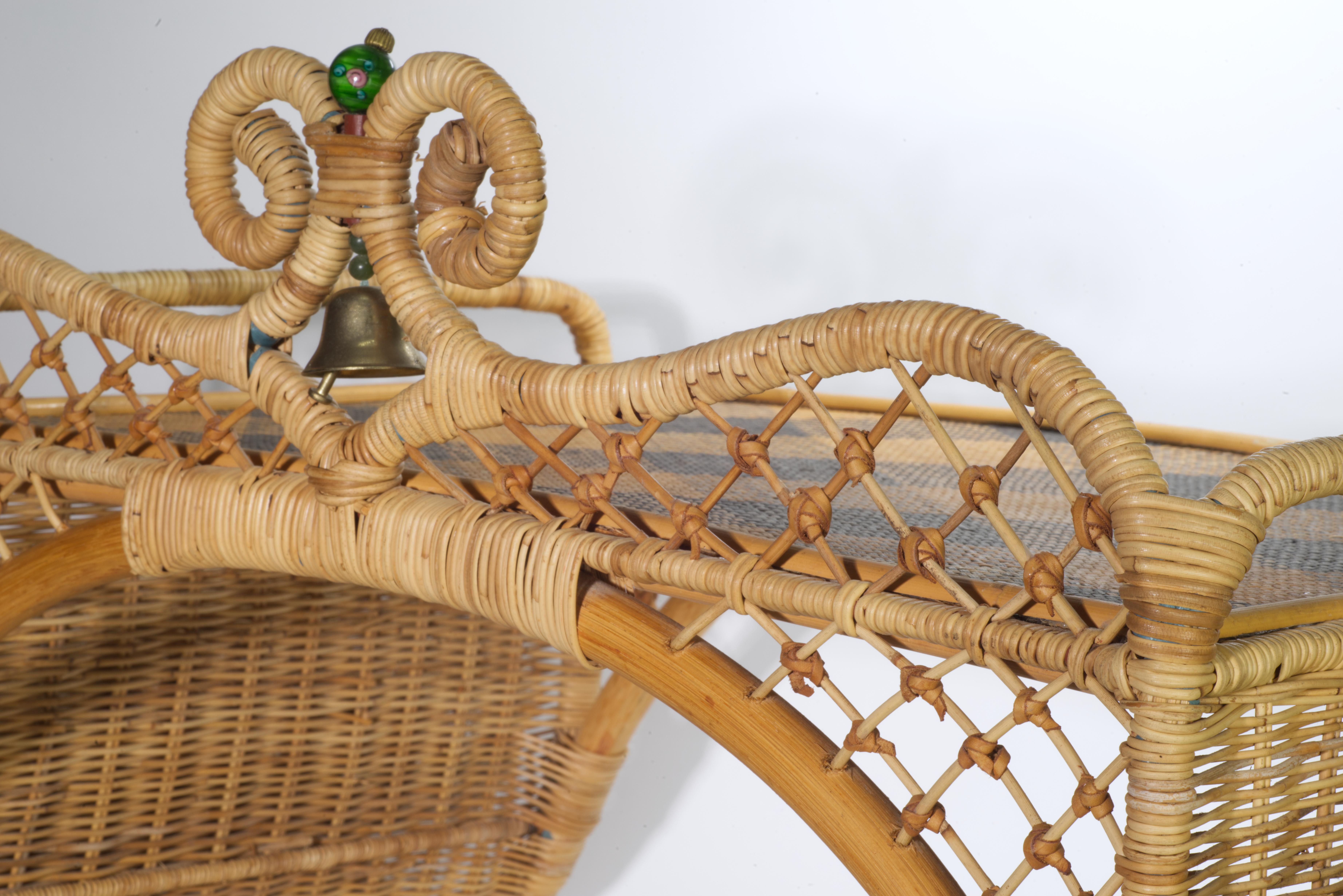 Raro vassoio da colazione in vimini e rattan Mackenzie Childs d'epoca con campana in vendita 5
