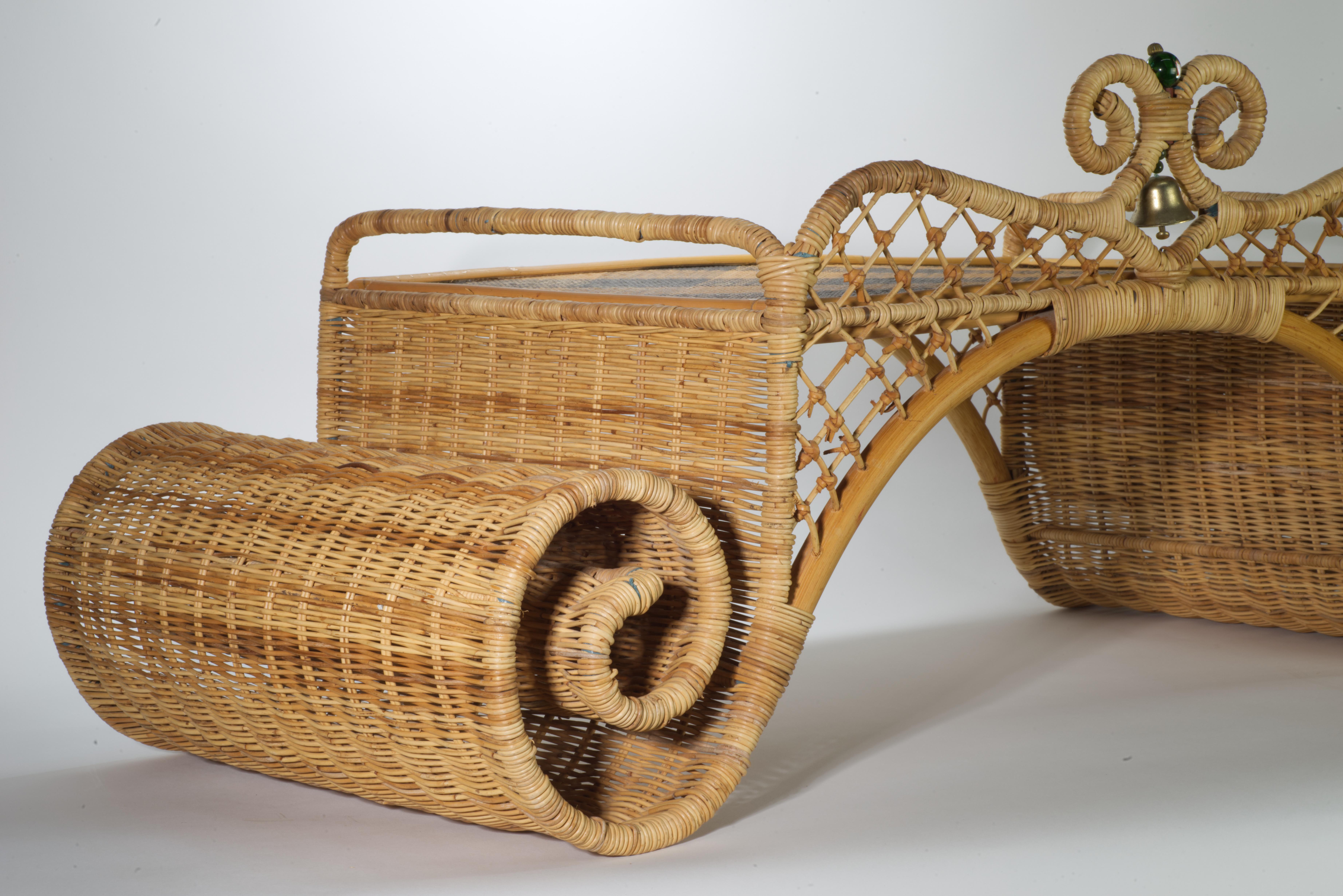 Raro vassoio da colazione in vimini e rattan Mackenzie Childs d'epoca con campana in vendita 6