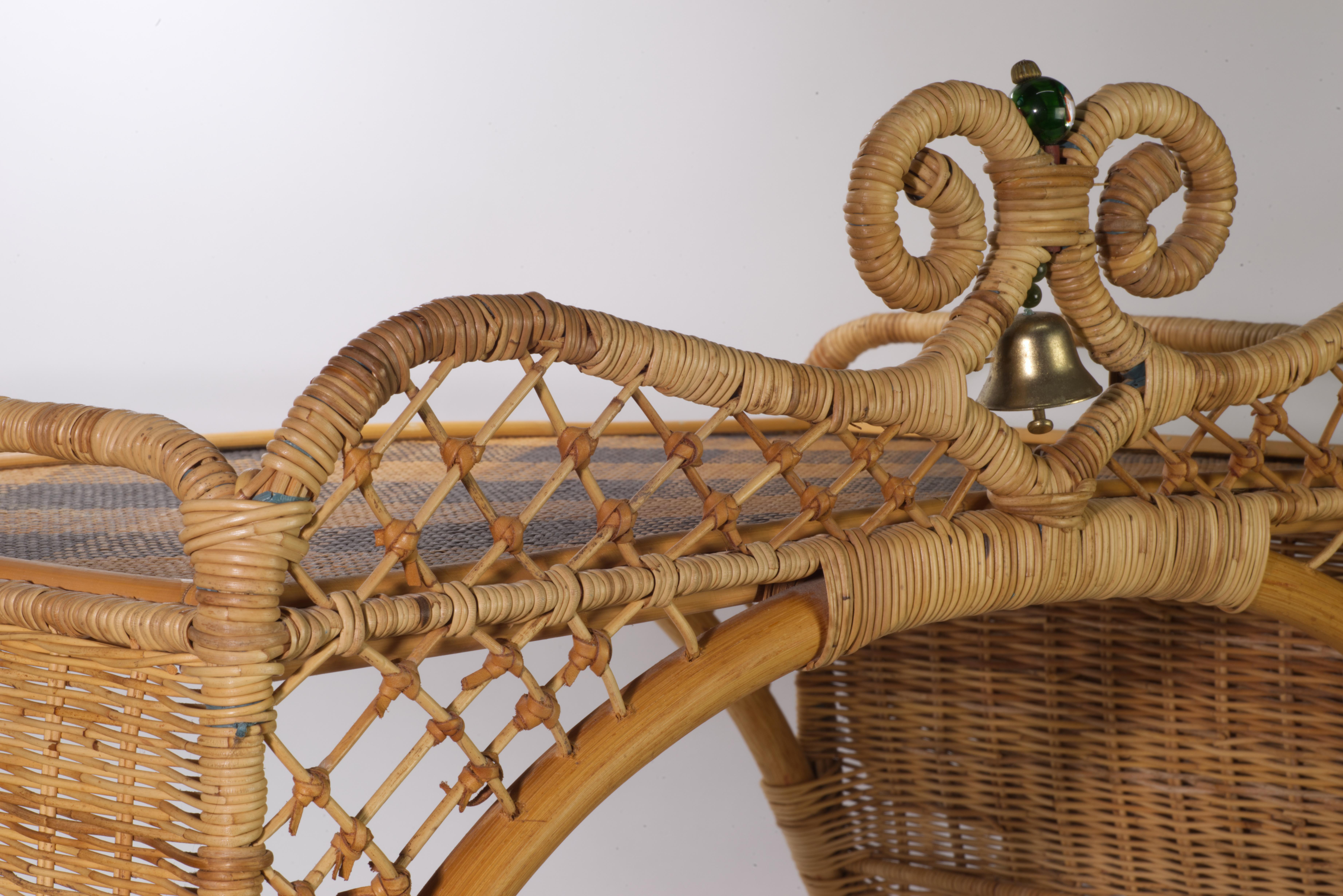 Raro vassoio da colazione in vimini e rattan Mackenzie Childs d'epoca con campana in vendita 7
