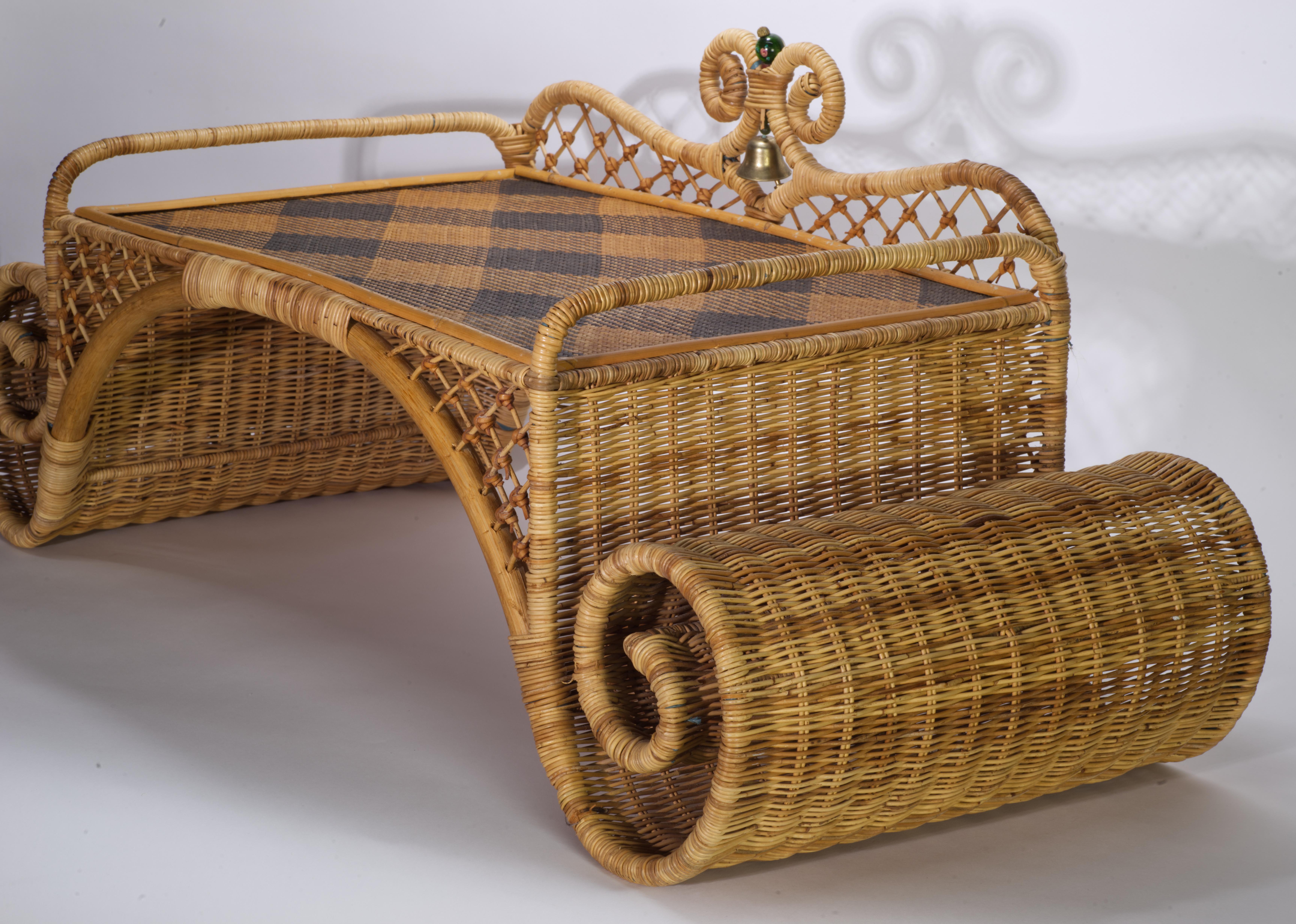 Fatto a mano Raro vassoio da colazione in vimini e rattan Mackenzie Childs d'epoca con campana in vendita