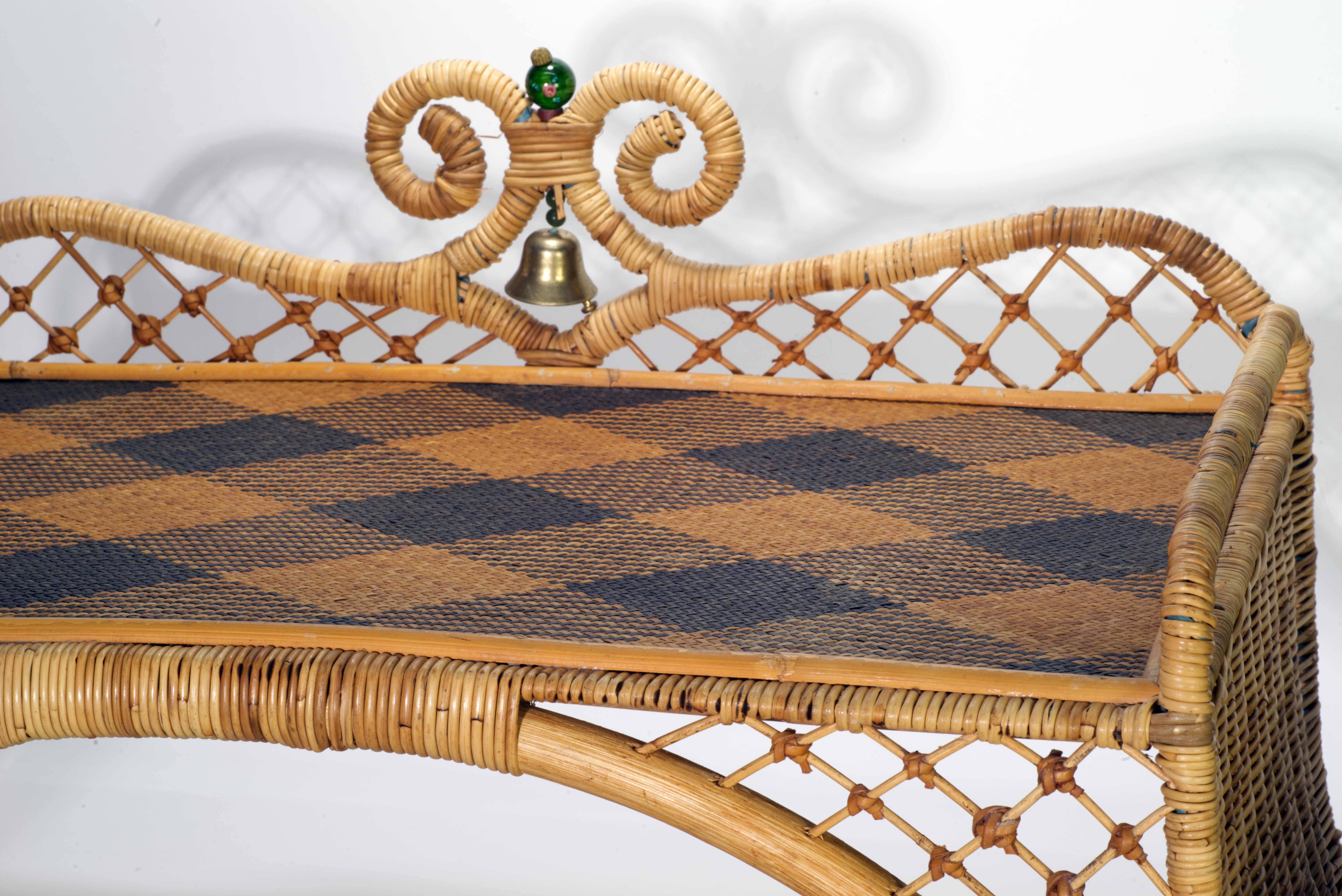 Raro vassoio da colazione in vimini e rattan Mackenzie Childs d'epoca con campana In condizioni buone in vendita a Clifton Springs, NY