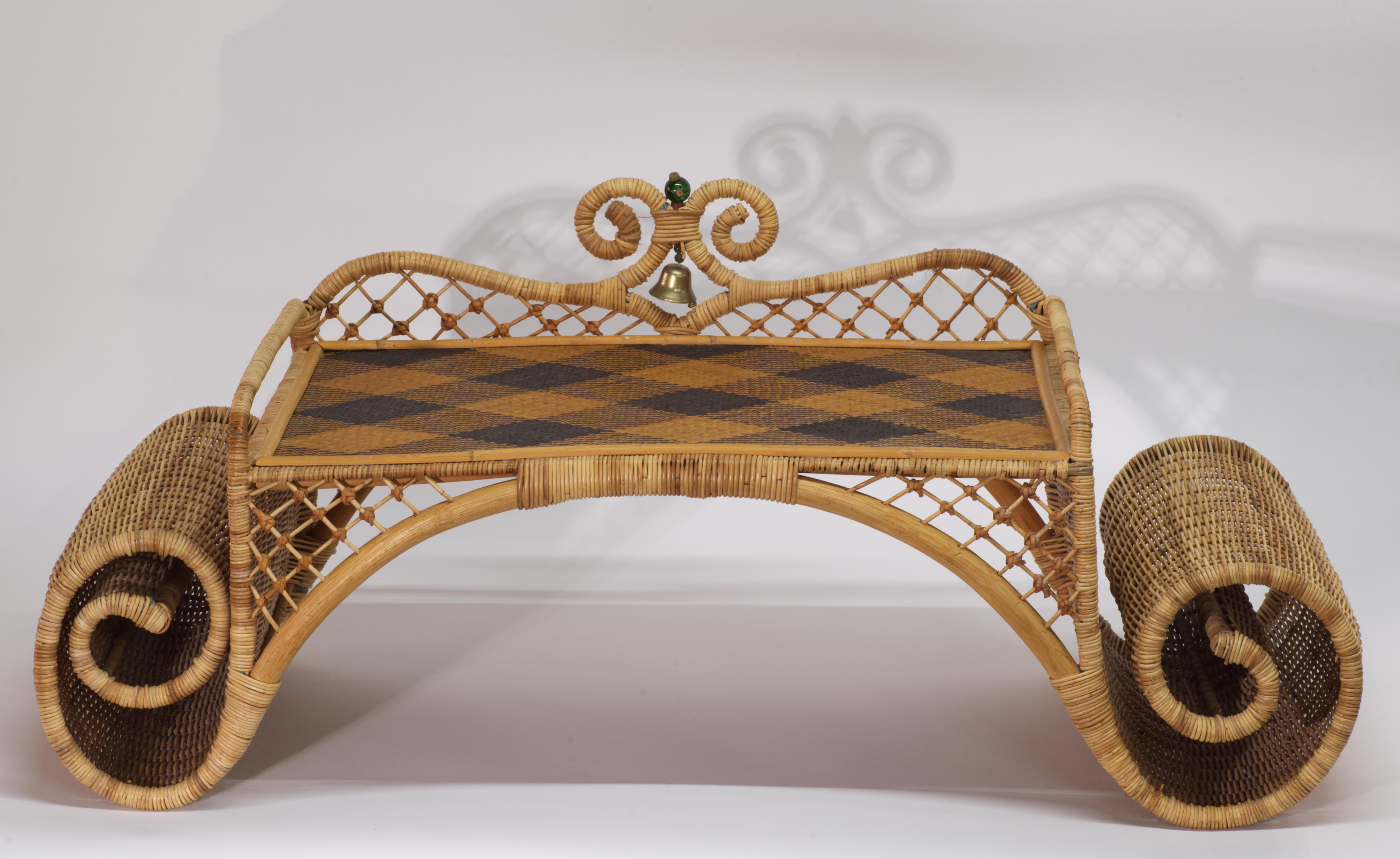 XX secolo Raro vassoio da colazione in vimini e rattan Mackenzie Childs d'epoca con campana in vendita