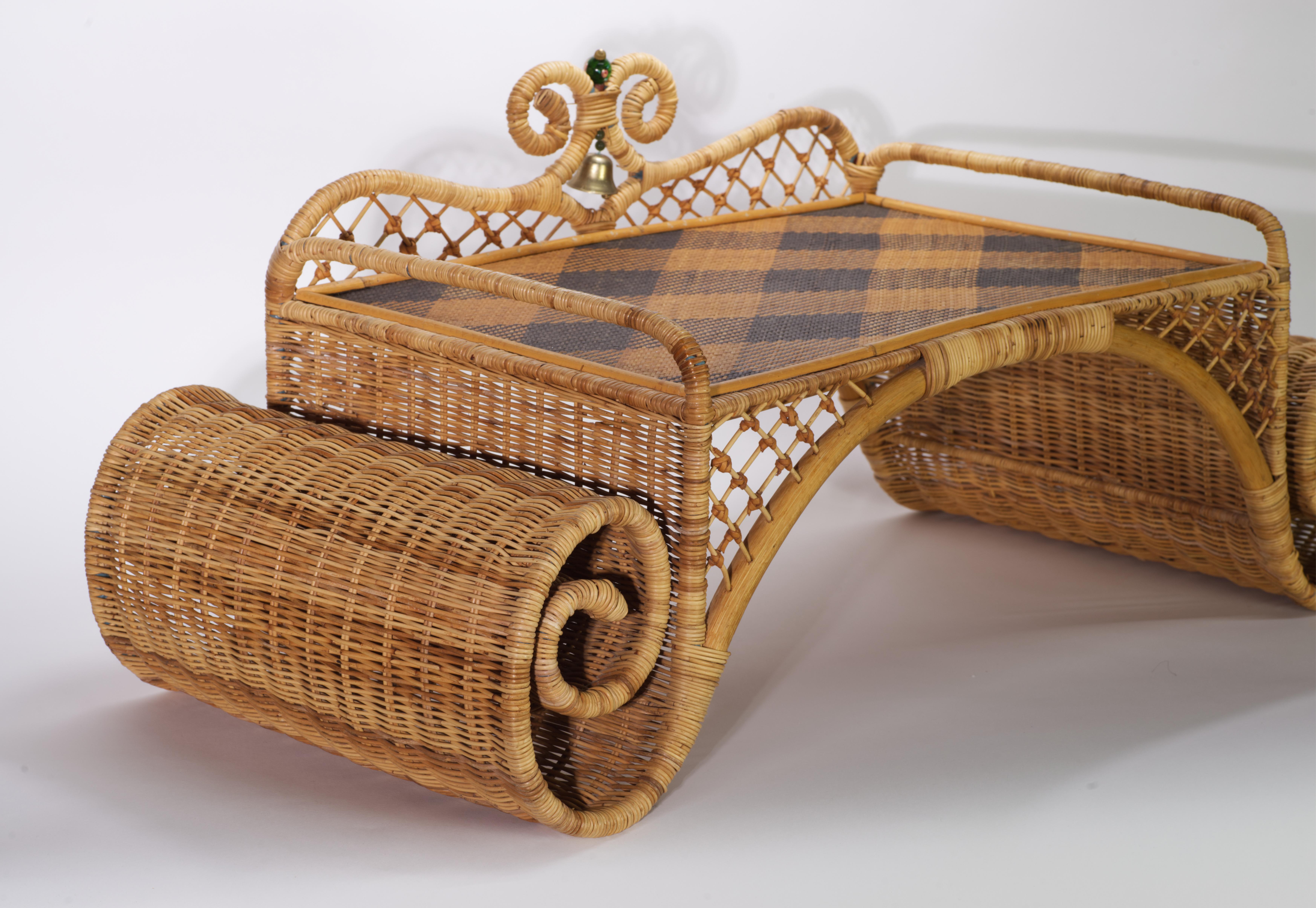 Vimini Raro vassoio da colazione in vimini e rattan Mackenzie Childs d'epoca con campana in vendita