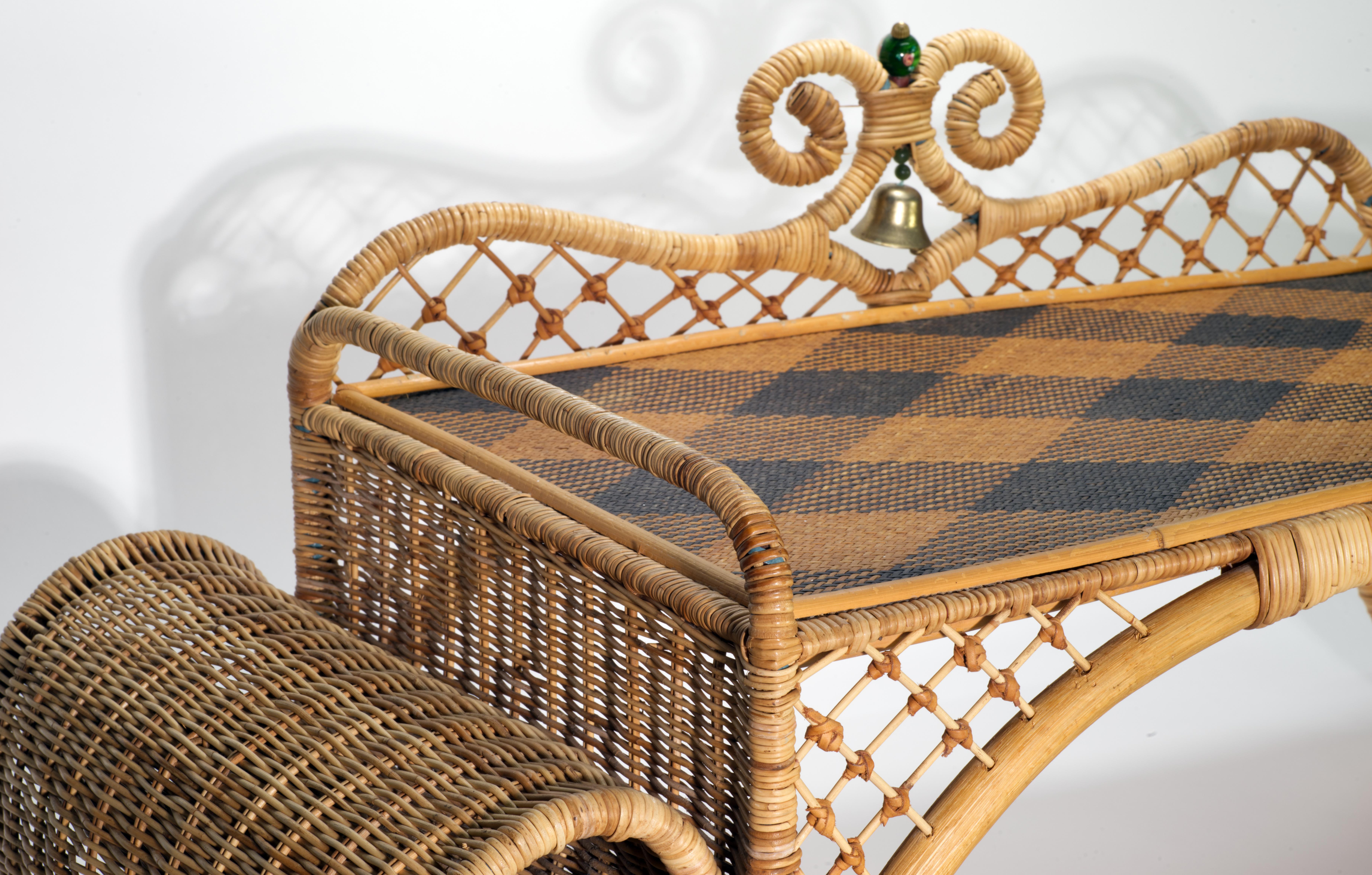 Raro vassoio da colazione in vimini e rattan Mackenzie Childs d'epoca con campana in vendita 1