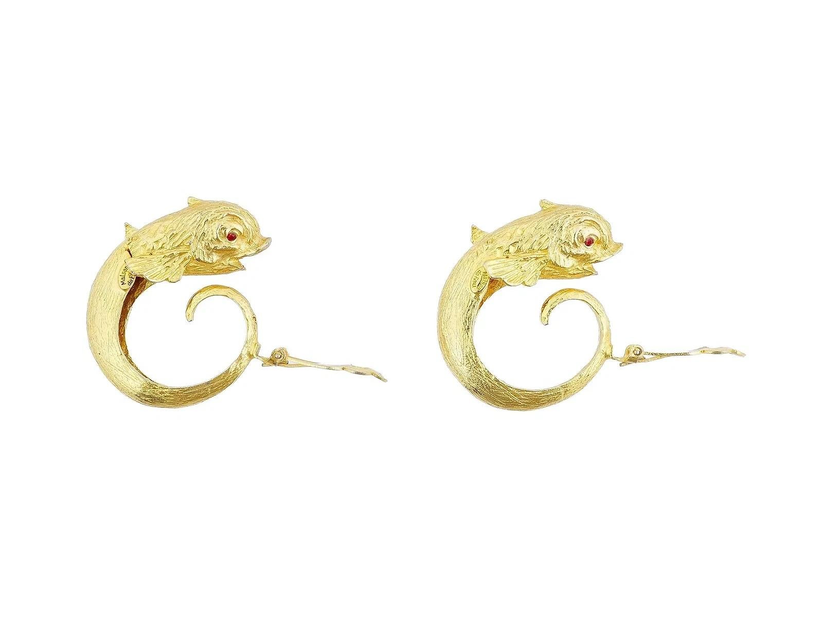 Un paio di rari orecchini di bigiotteria francese De Couture della metà del XX secolo. Gli orecchini sono realizzati con un design scultoreo a delfino, inciso con motivi dettagliati. Con un marchio impresso. Articoli e accessori di gioielleria