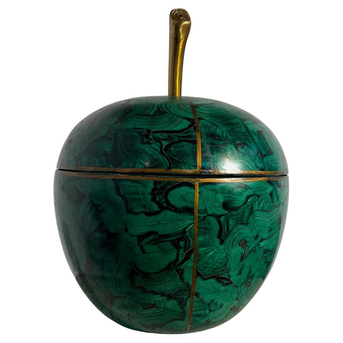 Per la tua gioia ti offriamo questo squisito vaso in malachite dipinto a mano nello stile di Piero Fornasetti, dipinto a mano e realizzato da Maitland Smith nella forma opulenta del frutto proibito sormontato da un gambo in finto bois di ottone