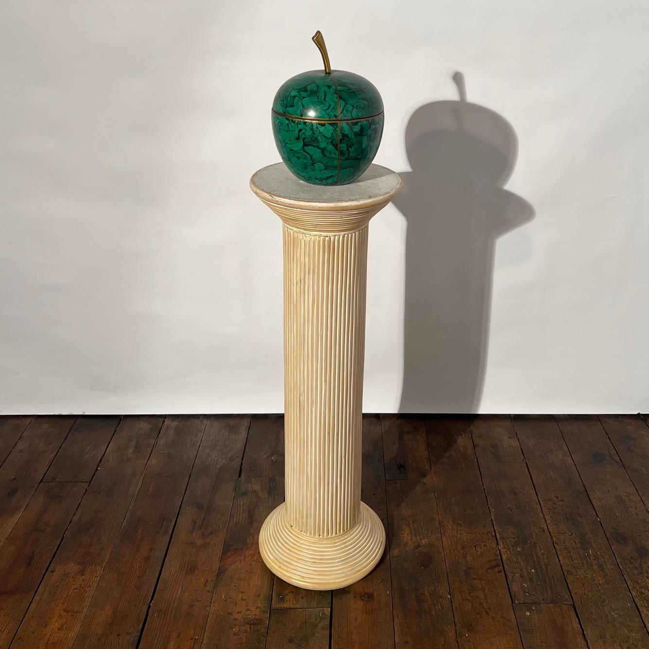 Ottone Raro scrigno d'epoca in finta malachite a forma di mela di Maitland Smith in vendita