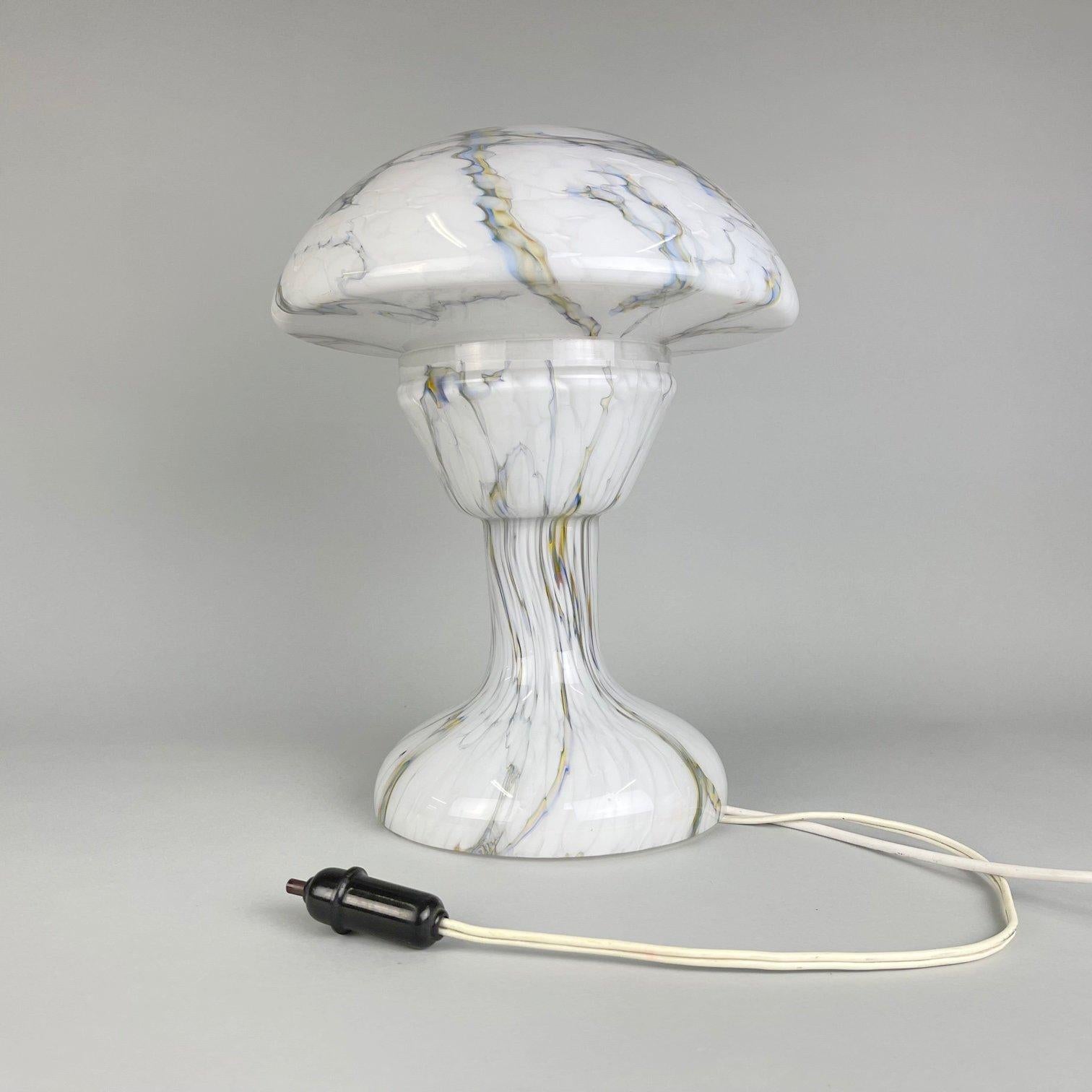 Rarement vu, lampe de table vintage en verre marbré. Câblage partiellement neuf. Le câble est neuf, connecté à une pièce d'origine. L'interrupteur est d'origine et entièrement fonctionnel. Ampoules : 1 x E27 ou E26.