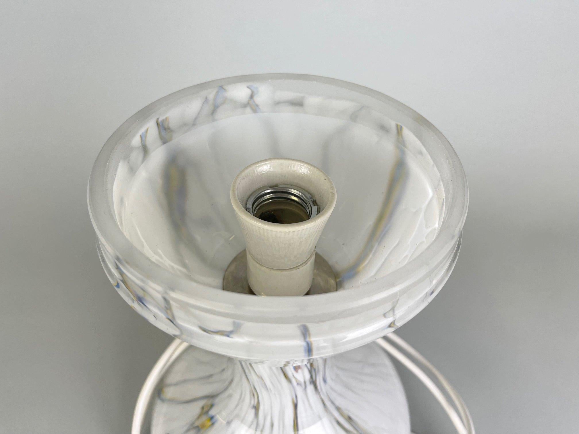 Verre Rare lampe de bureau vintage en verre marbré en forme de champignon, années 1930 en vente