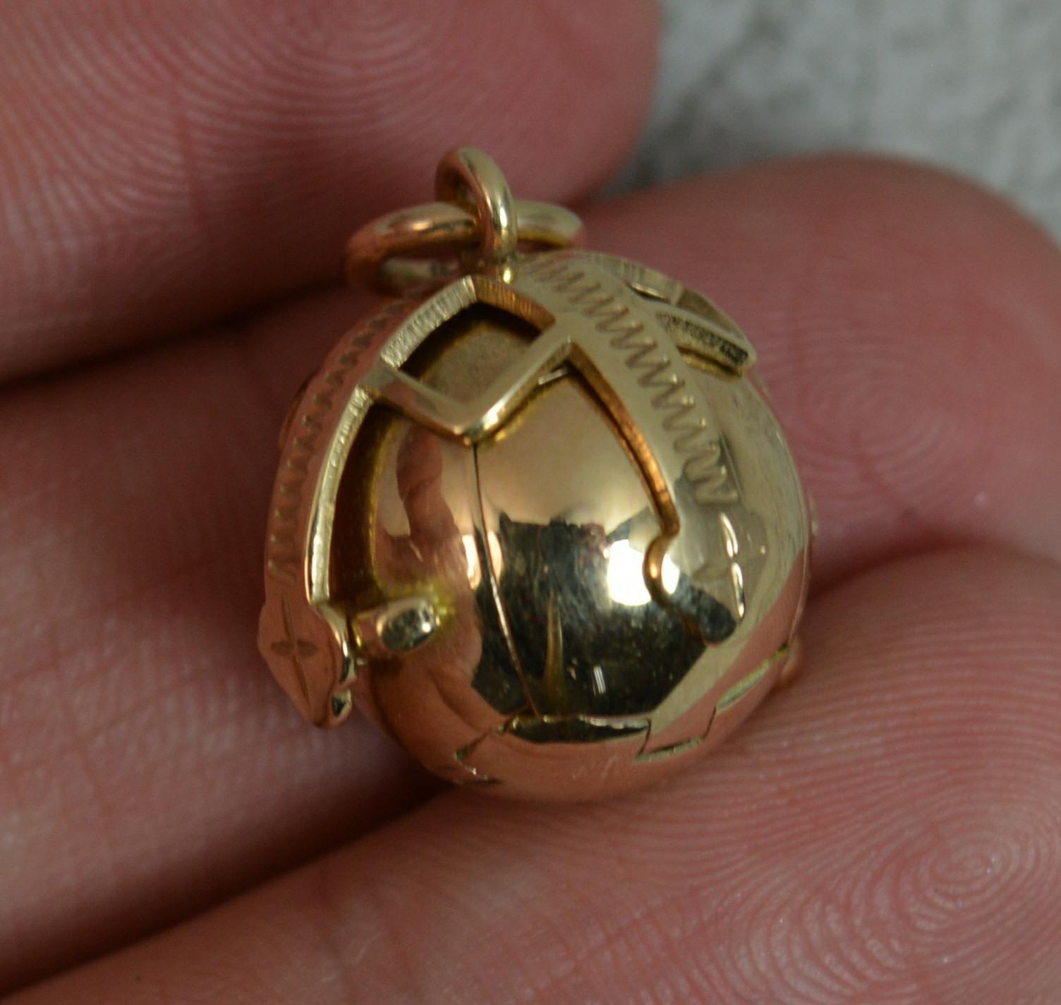 Fine quality solid Masonic / mason's ball. Opens up fully. Stylish piece. 
Well made example in solid 9 carat gold throughout. (the vast majority have a gold on silver ball).

CONDITION ; Good for age. Crisp design. Opens up nicely. Closes up fully.