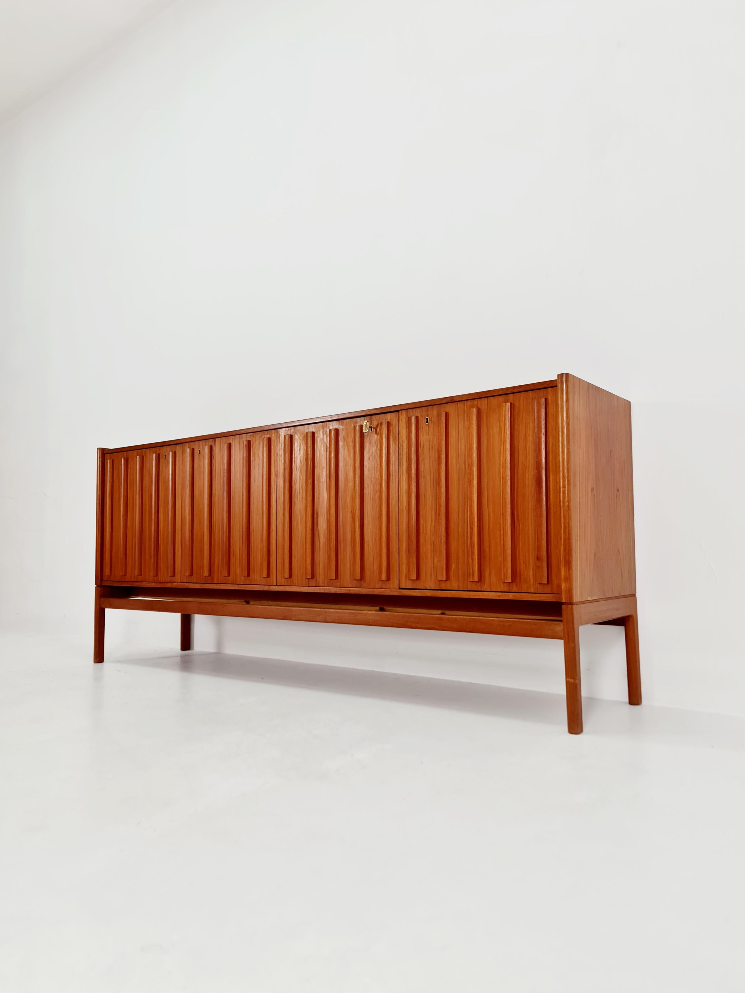 Rara credenza danese d'epoca di metà secolo di Arne Halvorsen per L.Jacobsen, anni '60

Dimensioni: 
45 D. x 200 L. x 85 H. cm

È in buone condizioni d'epoca, tuttavia, come per tutti gli articoli d'epoca, è lecito aspettarsi qualche piccolo segno