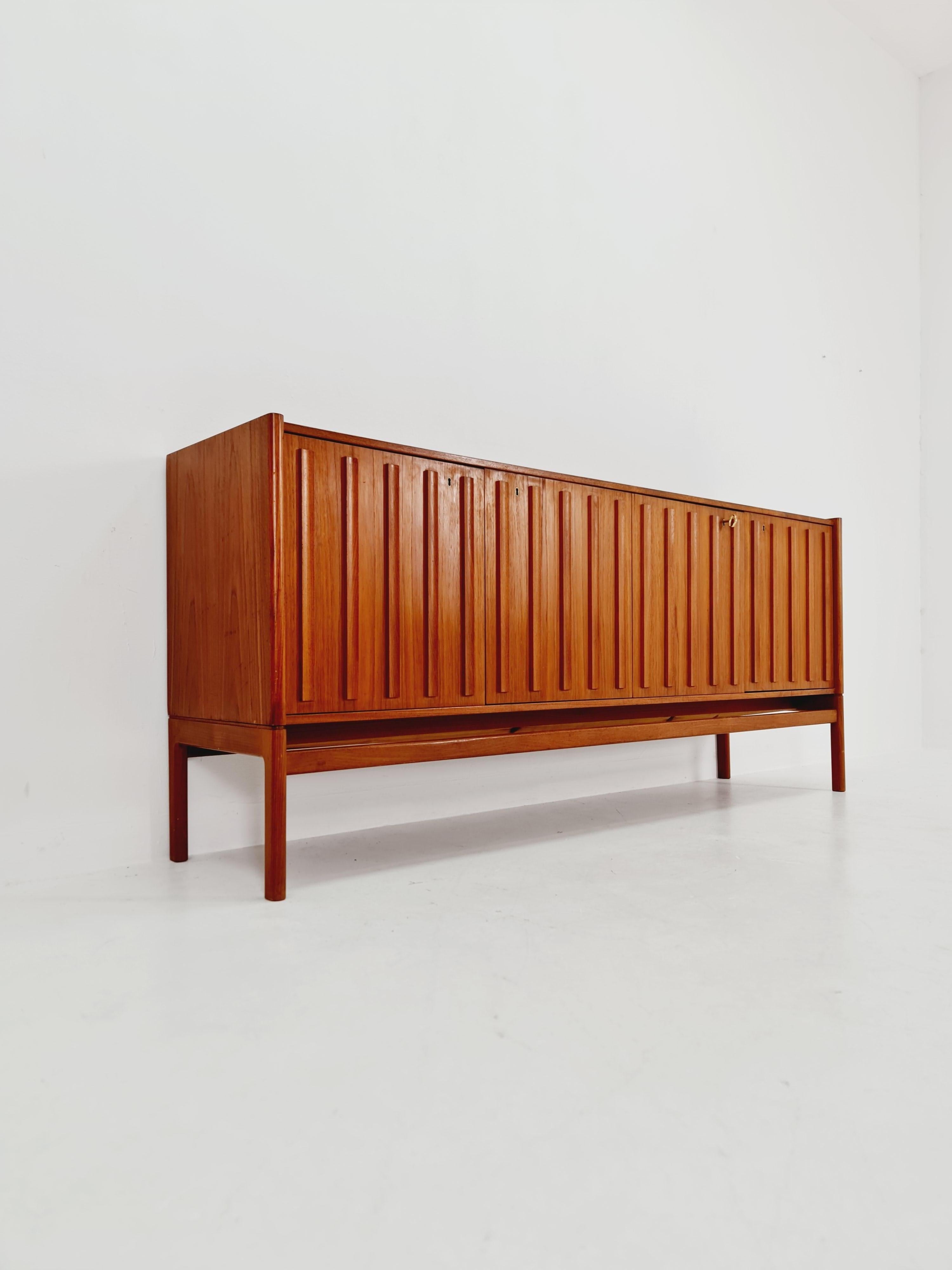 Mid-Century moderno Rara credenza danese d'epoca della metà del secolo scorso di Arne Halvorsen per L.Jacobsen, 1960 in vendita